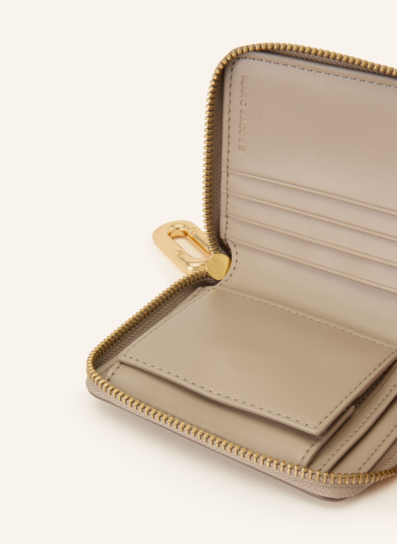 MARC JACOBS Geldbörse THE SCENE SLIM COMPACT WALLET: BEIGE / GOLD