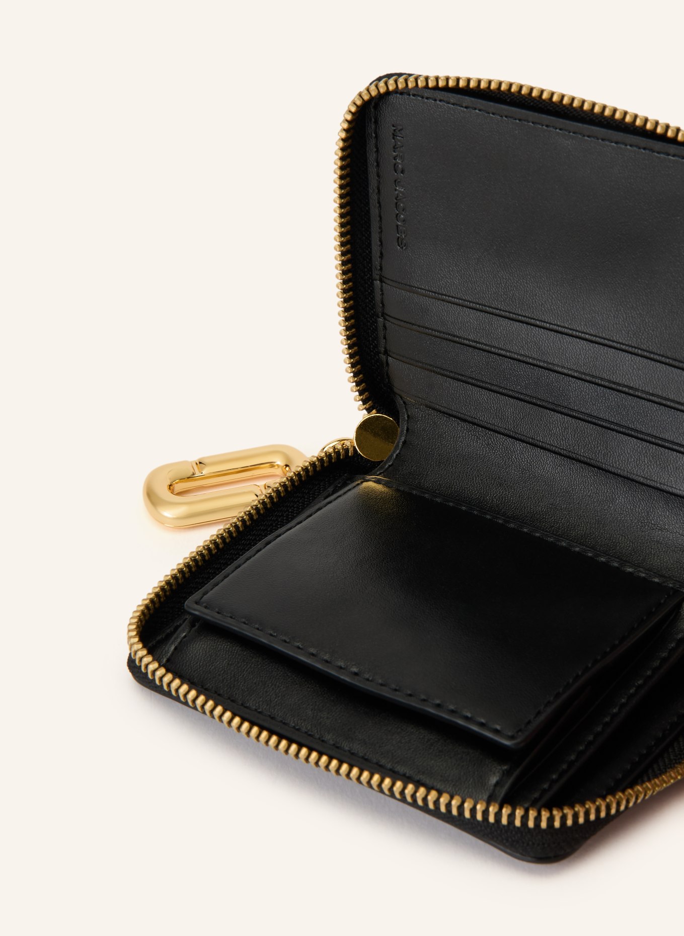 MARC JACOBS Geldbörse THE SCENE SLIM COMPACT WALLET: SCHWARZ / GOLD
