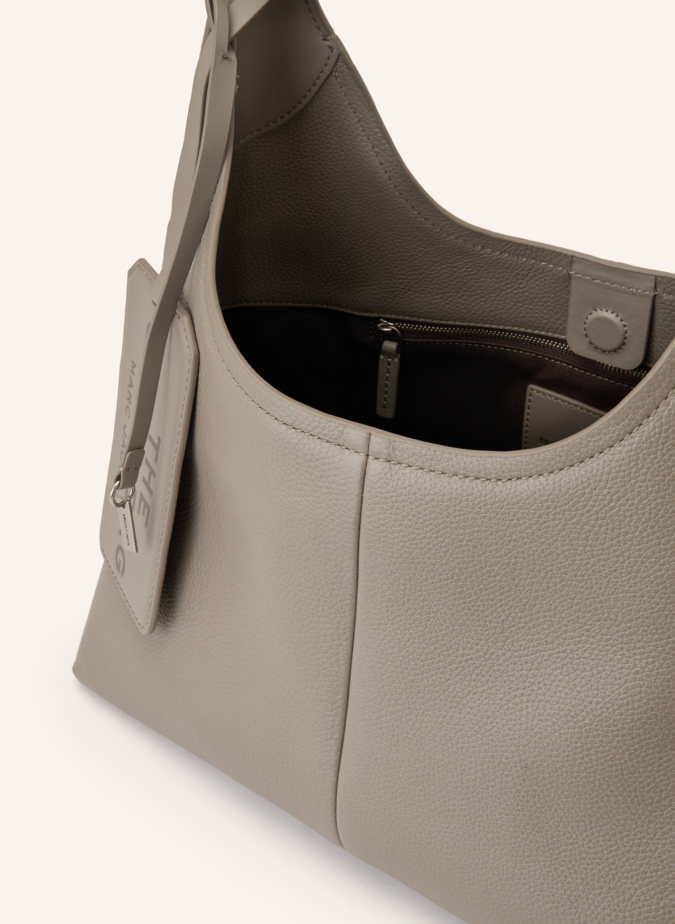 MARC JACOBS Beuteltasche THE BELTED SACK: TAUPE / SILBER