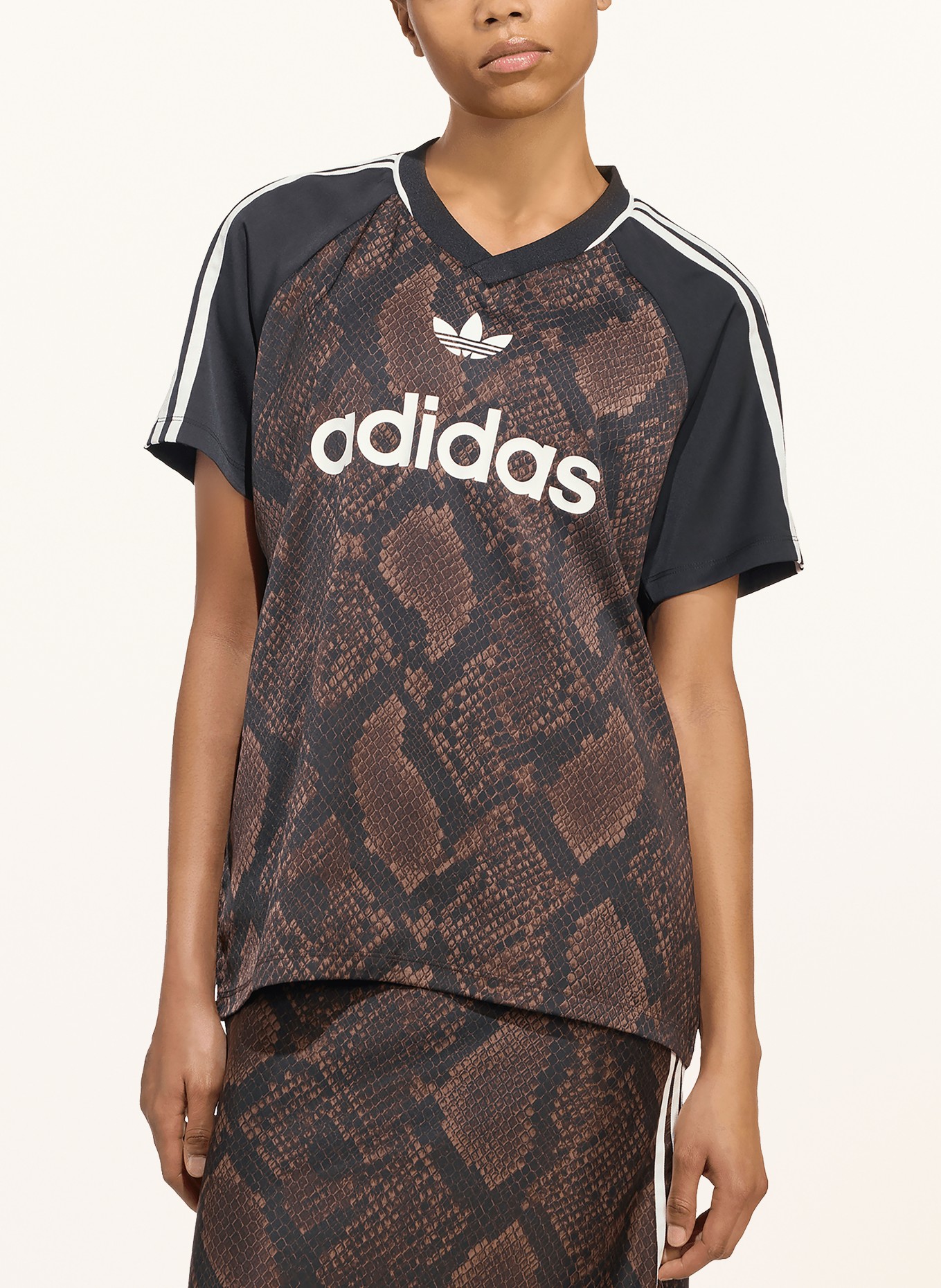 adidas Originals Tričko SNAKE PRINT SATIN JERSEY z kombinace materiálů: TMAVĚ HNĚDÁ / BÍLÁ / ČERNÁ