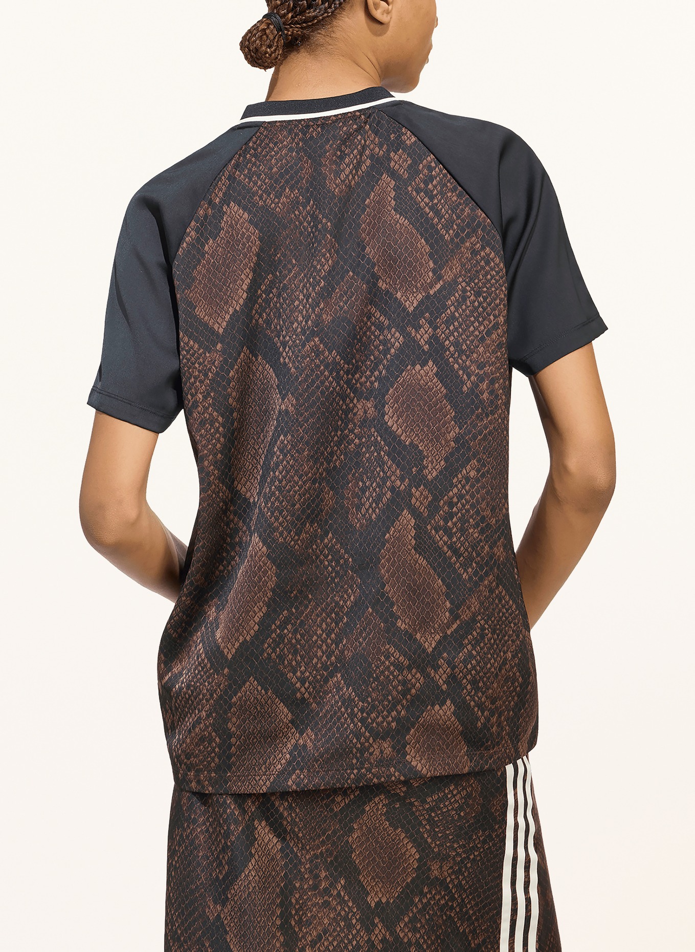 adidas Originals Tričko SNAKE PRINT SATIN JERSEY z kombinace materiálů: TMAVĚ HNĚDÁ / BÍLÁ / ČERNÁ