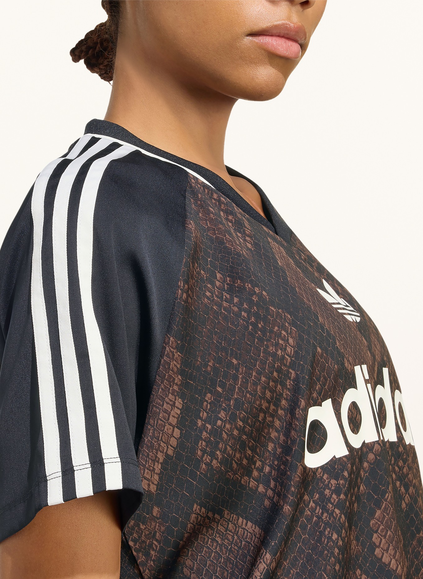 adidas Originals Tričko SNAKE PRINT SATIN JERSEY z kombinace materiálů: TMAVĚ HNĚDÁ / BÍLÁ / ČERNÁ