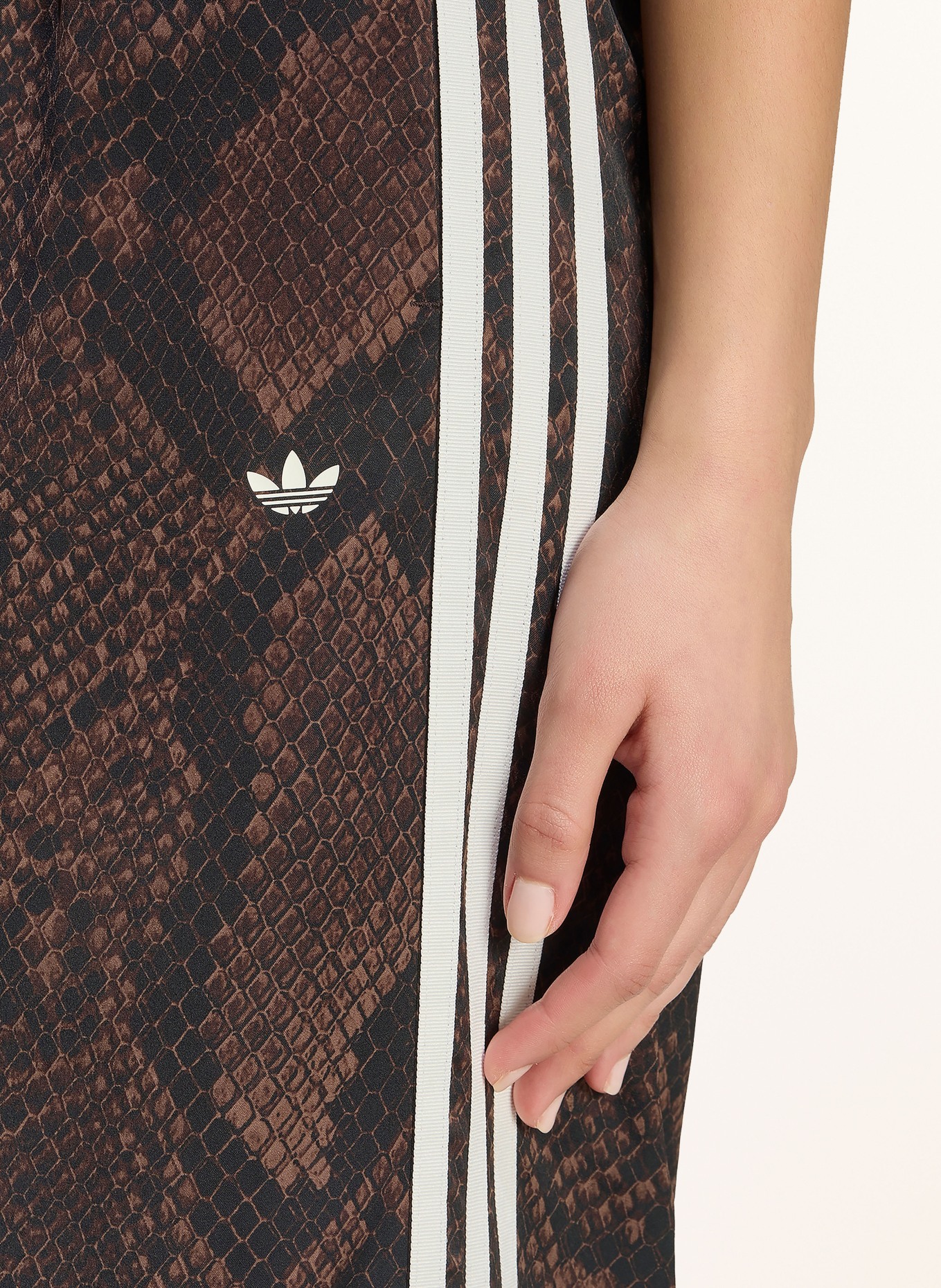 adidas Originals Teplákové kalhoty FIREBIRD ze saténu: TMAVĚ HNĚDÁ / BÍLÁ