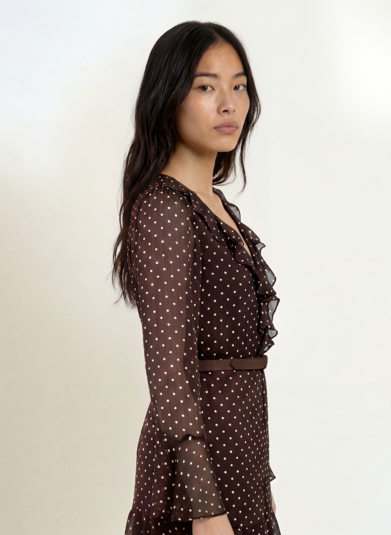 GUESS Jurk EMY: MARRON FONCÉ / WIT