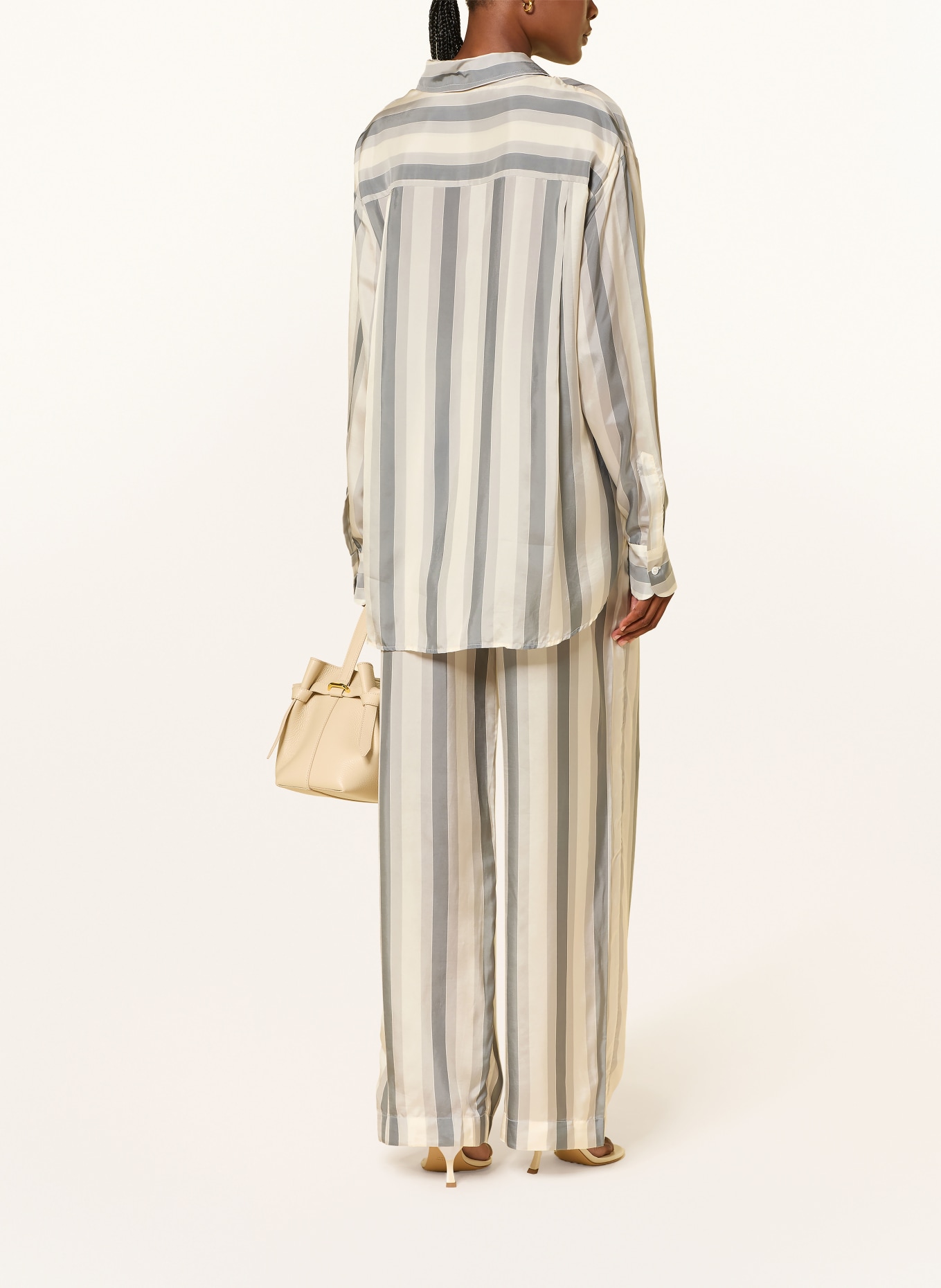 The Frankie Shop Marlenehose BAXTER aus Satin: GRAU / CREME / HELLGRAU