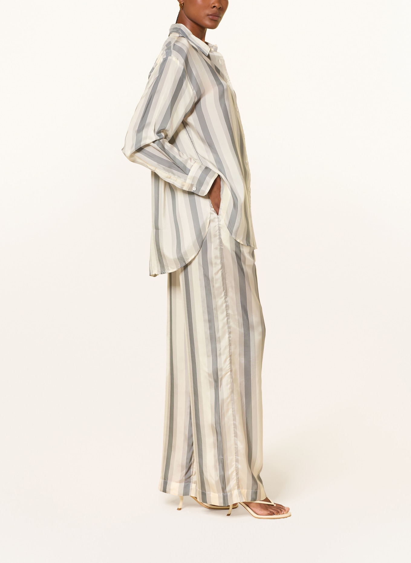 The Frankie Shop Marlenehose BAXTER aus Satin: GRAU / CREME / HELLGRAU