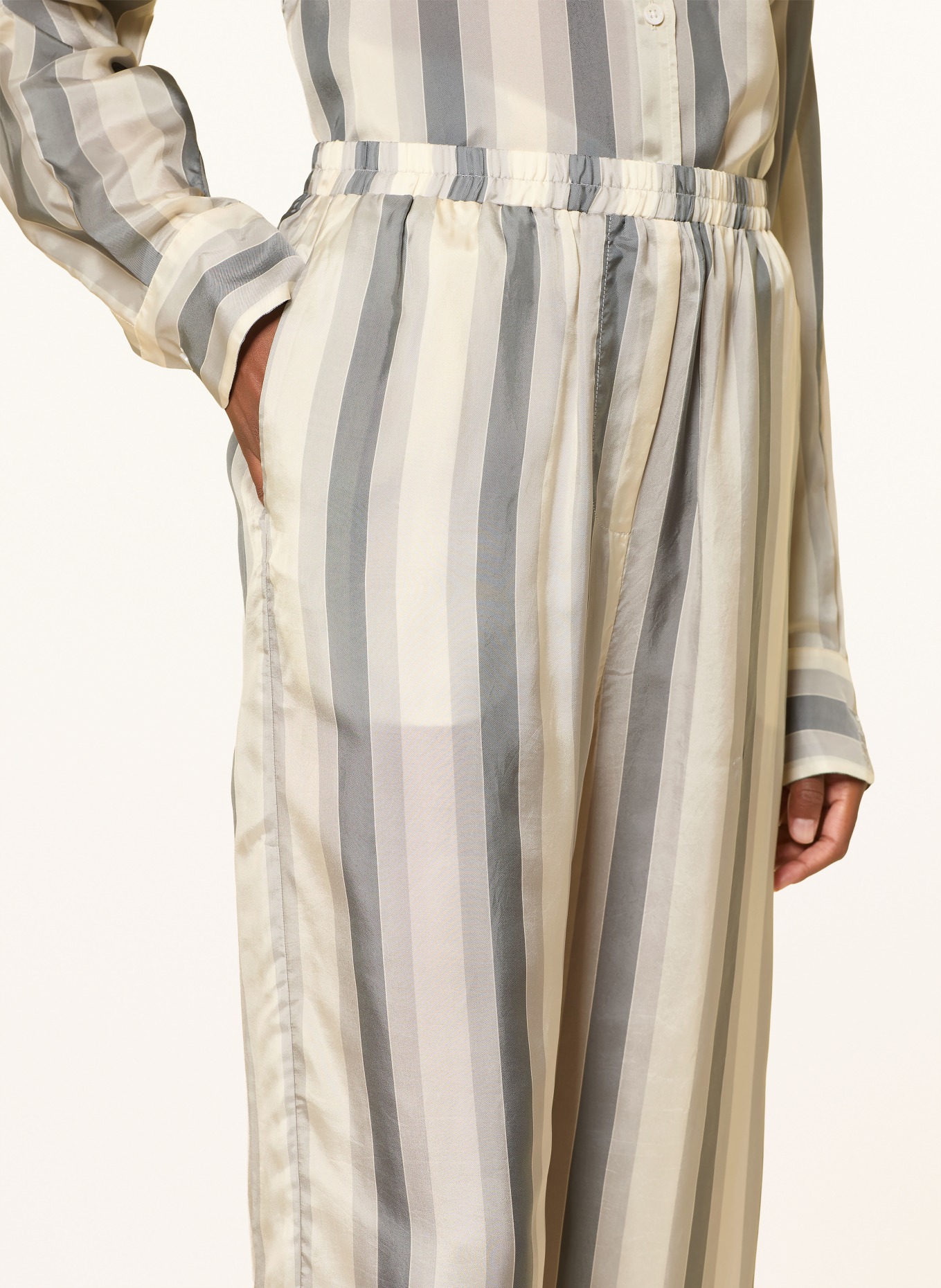 The Frankie Shop Marlenehose BAXTER aus Satin: GRAU / CREME / HELLGRAU