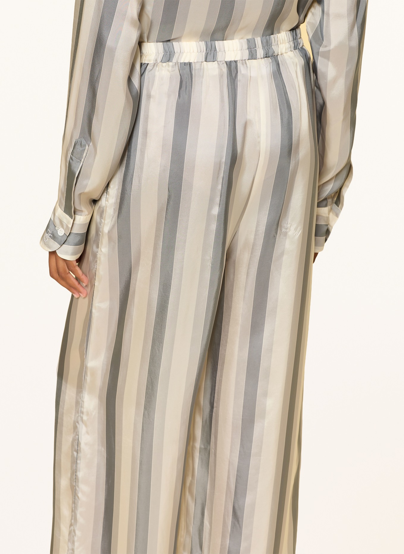 The Frankie Shop Marlenehose BAXTER aus Satin: GRAU / CREME / HELLGRAU