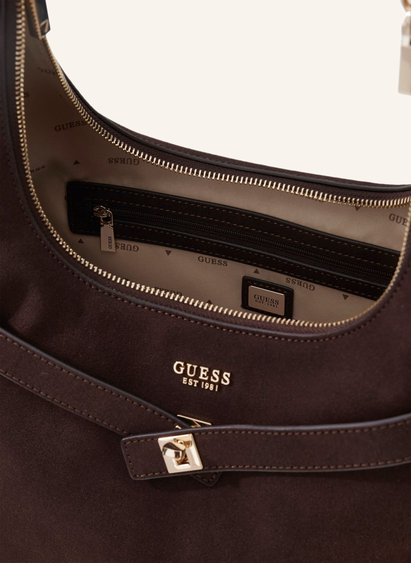 GUESS Beuteltasche ELLA: DUNKELBRAUN