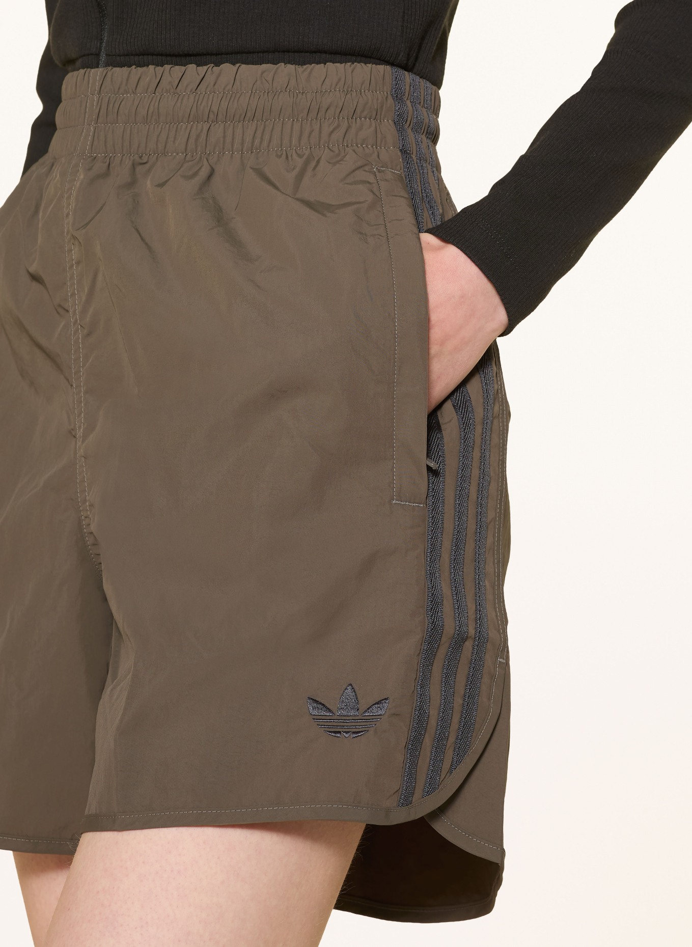 adidas Originals Shorts SPRINTER SHORTS: KHAKI / SCHWARZ