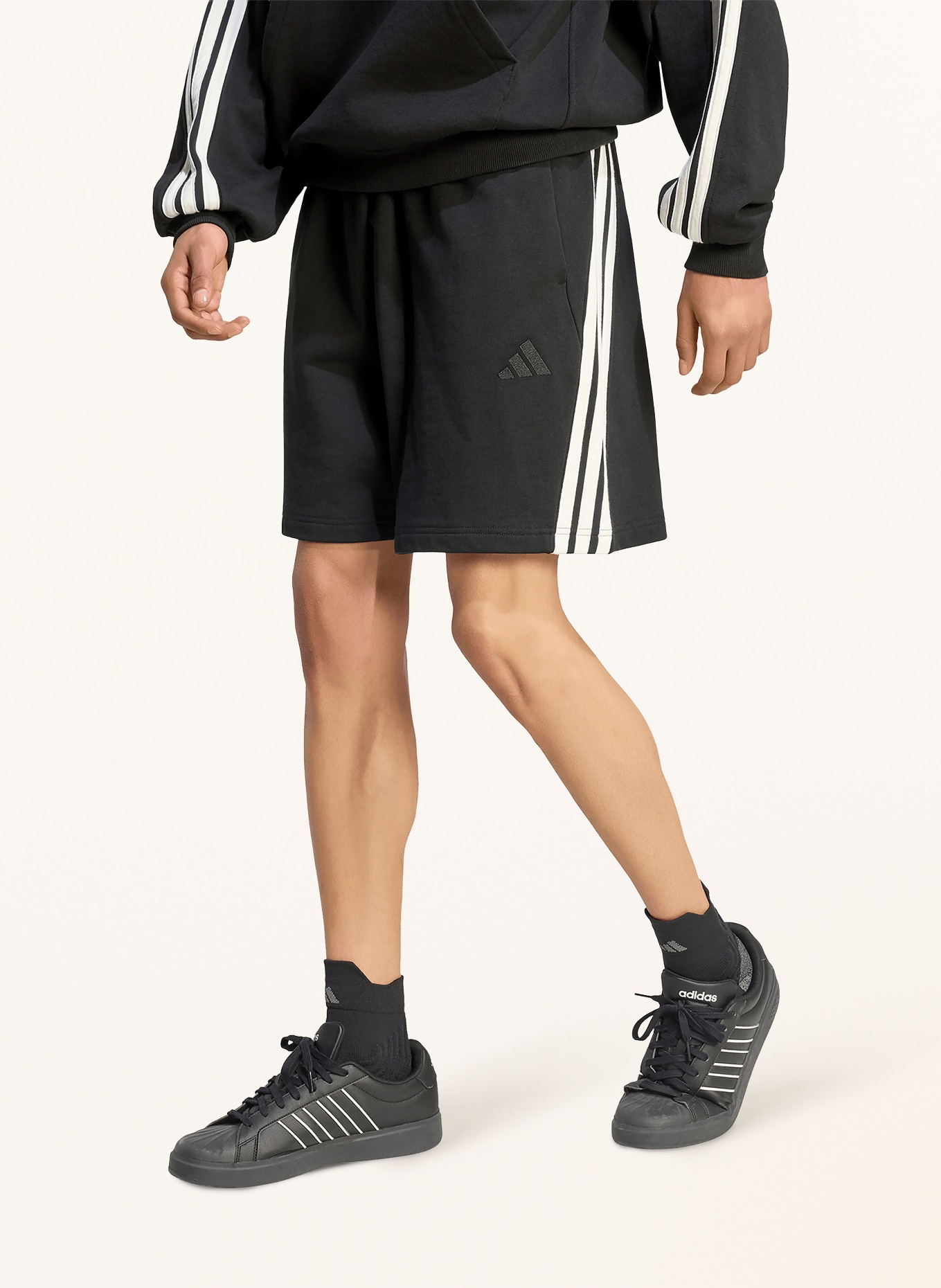 adidas Sweatshorts ADIDAS KIT mit Galonstreifen: SCHWARZ / WEISS