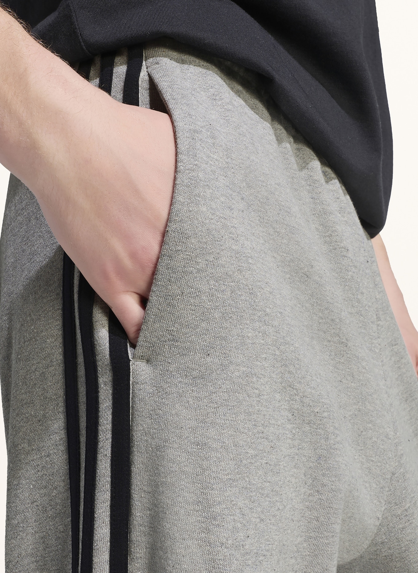 adidas Sweatpants ESSENTIALS 3-STRIPES: HELLGRAU / WEISS