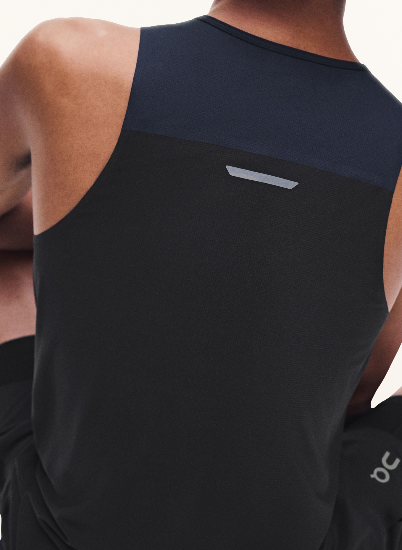 On Sporttop PERFORMANCE: DONKERBLAUW / ZWART