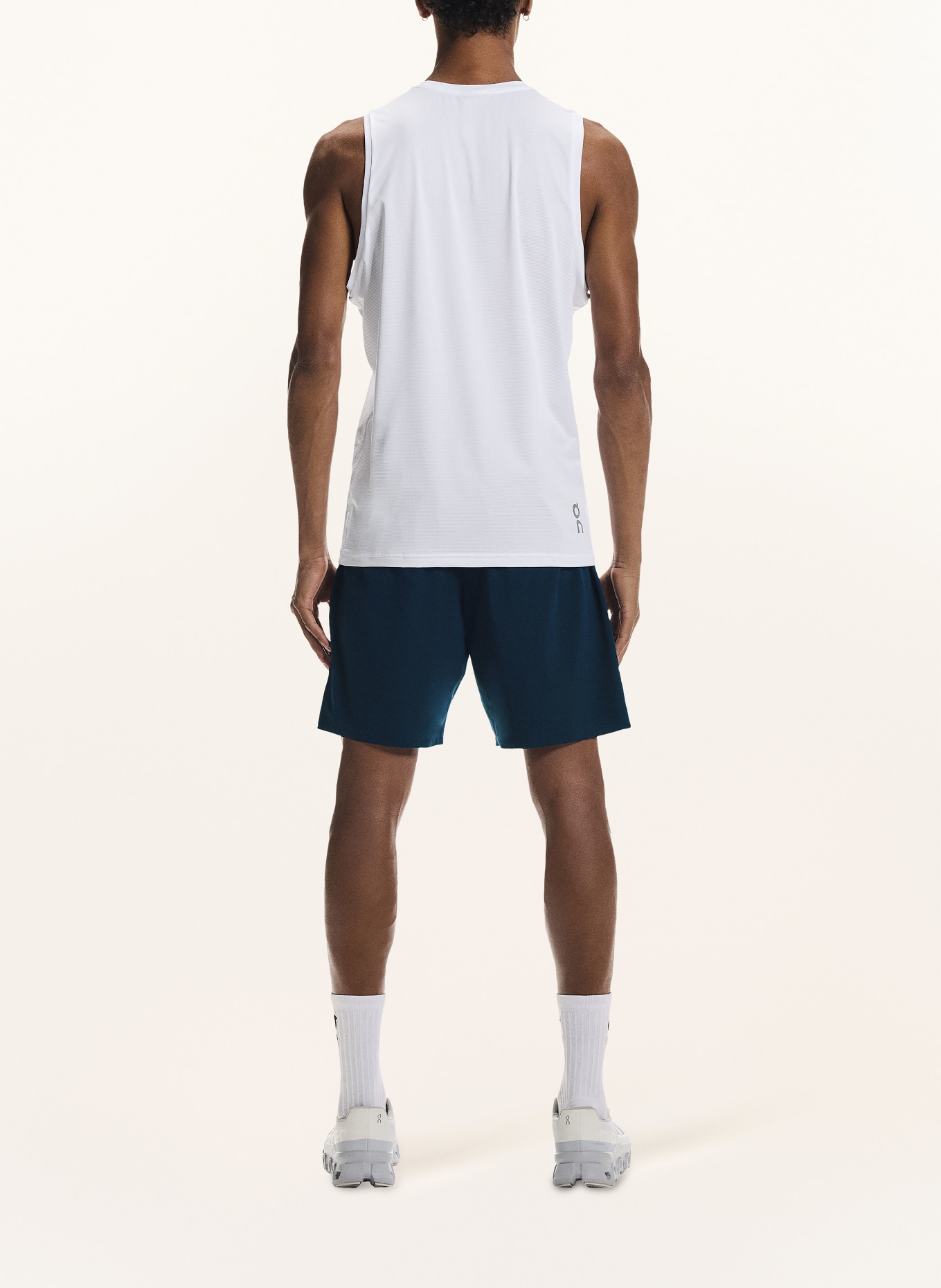 On 2-in-1 hardloopshort PERFORMANCE: DONKERBLAUW