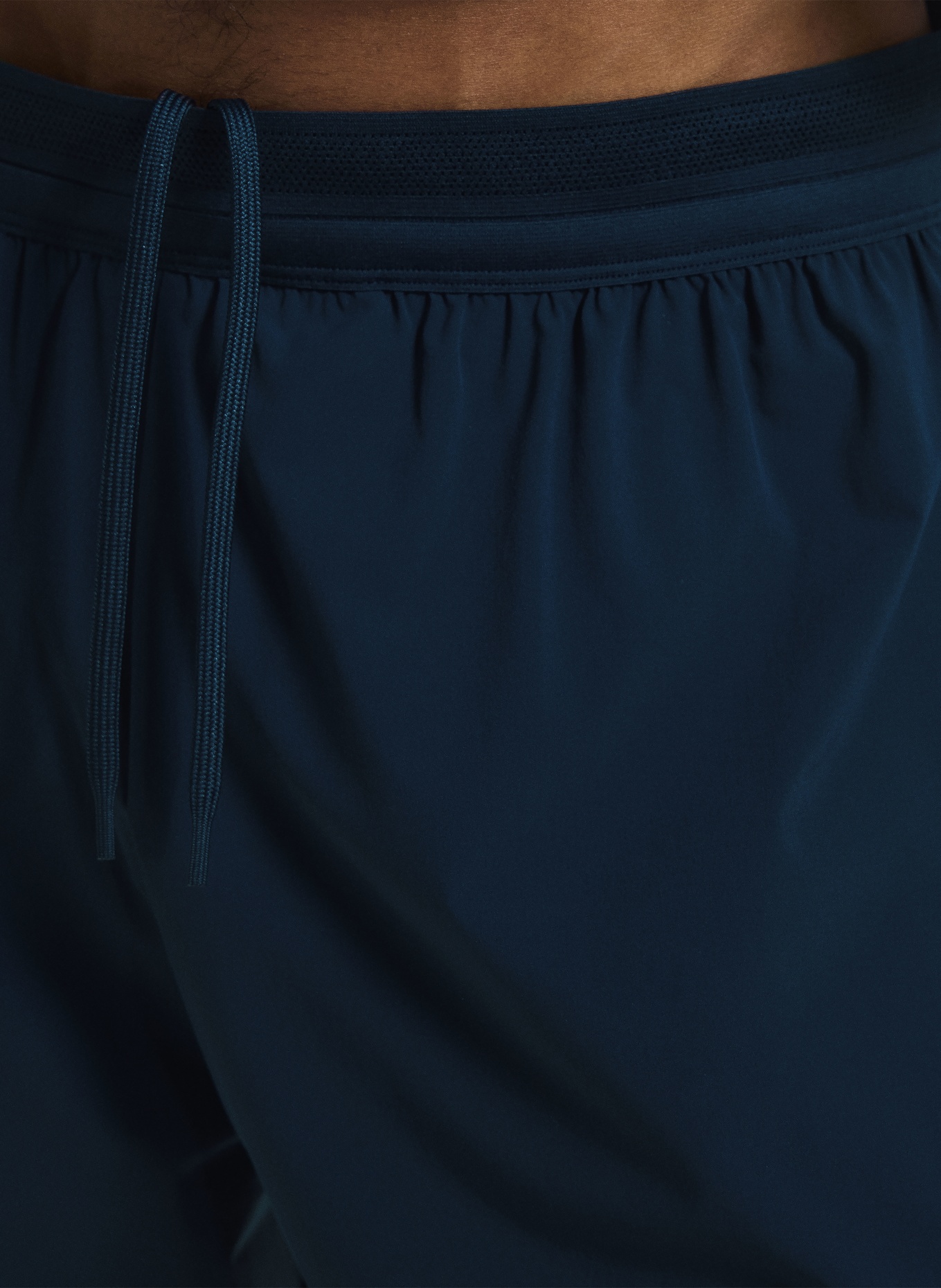On 2-in-1 hardloopshort PERFORMANCE: DONKERBLAUW