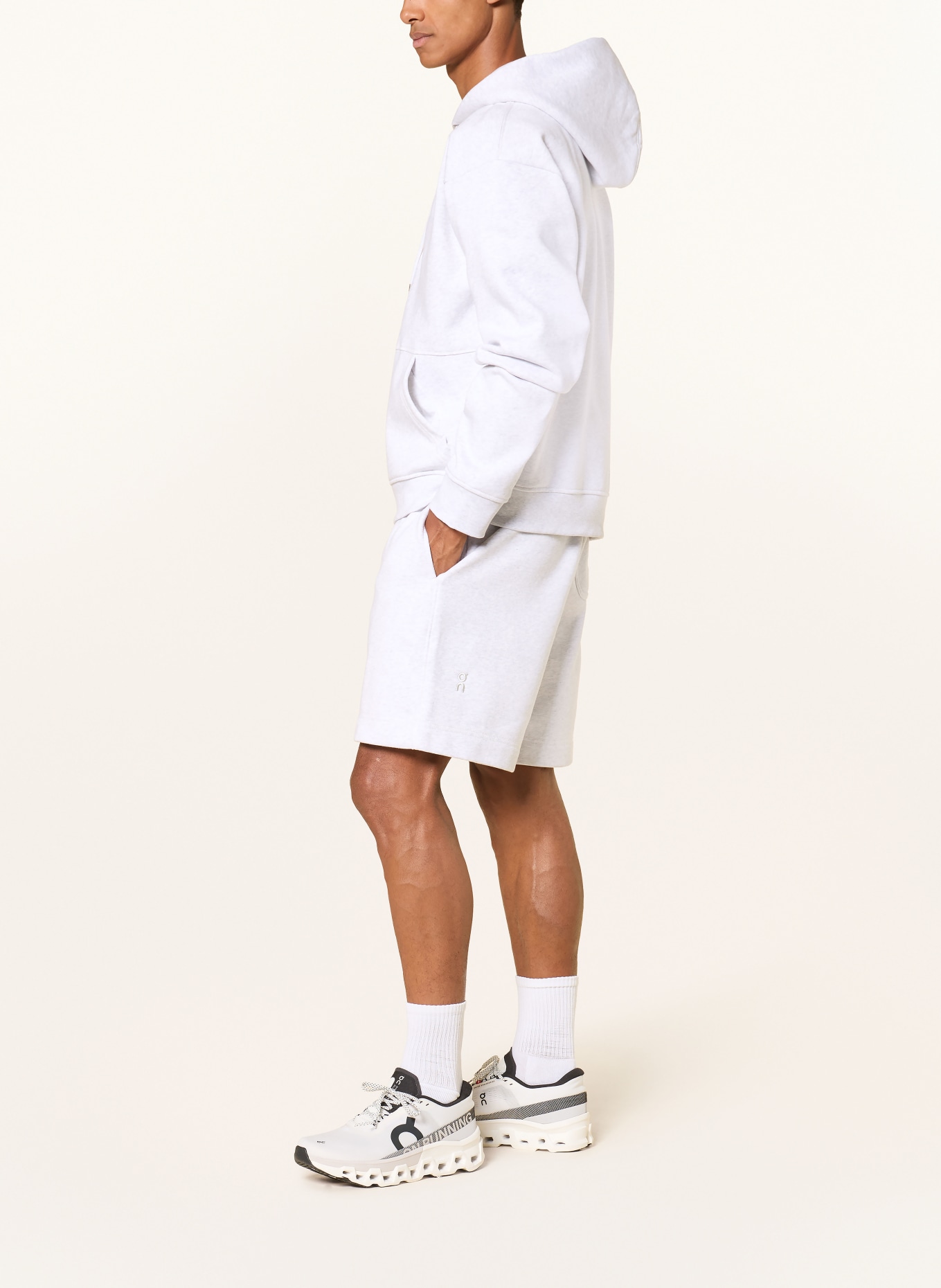 On Short en molleton CLUB COLLECTIVE: GRIS CLAIR