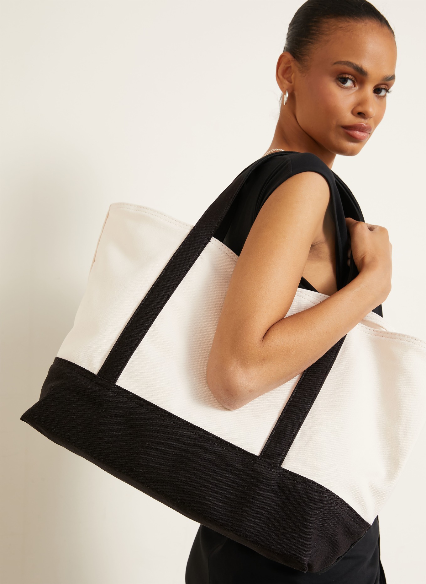 TOTEME Strandtas: CRÈME / ZWART