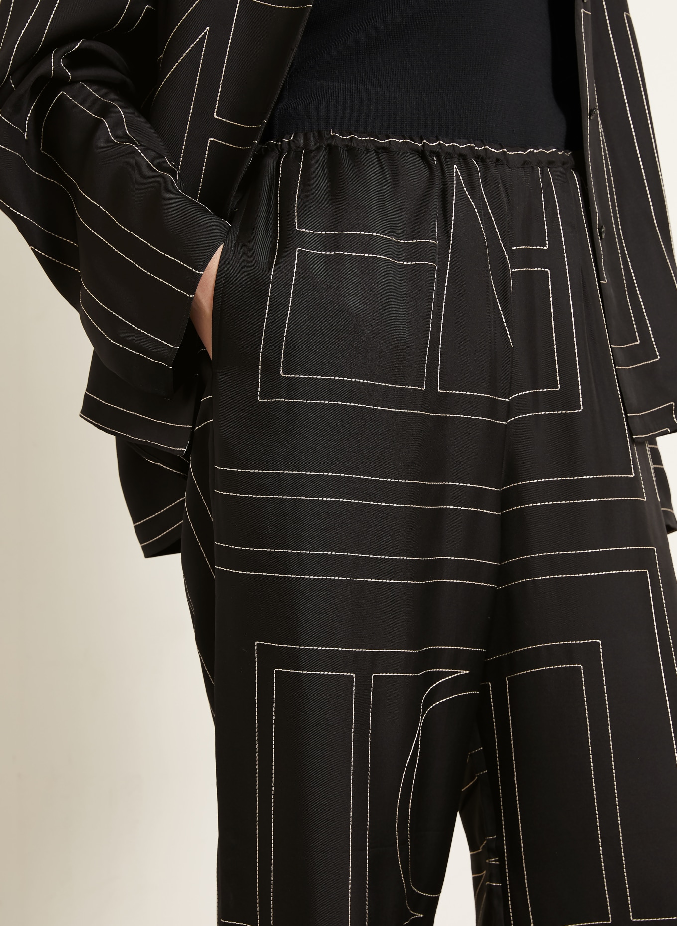 TOTEME Pantalon en soie: NOIR / ÉCRU