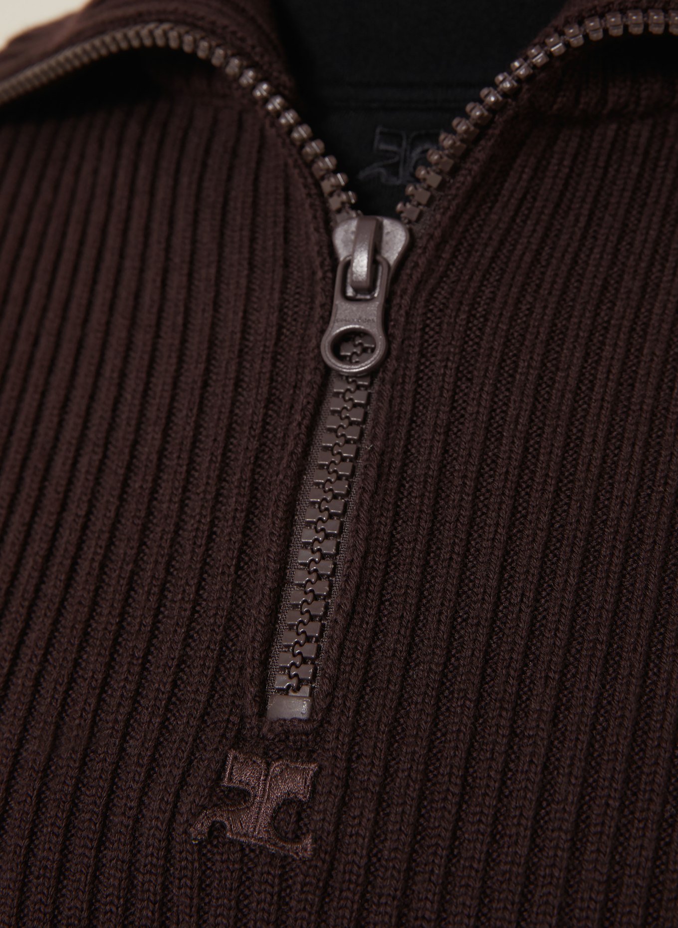 Courrèges Pull col zippé en laine mérinos: MARRON FONCÉ