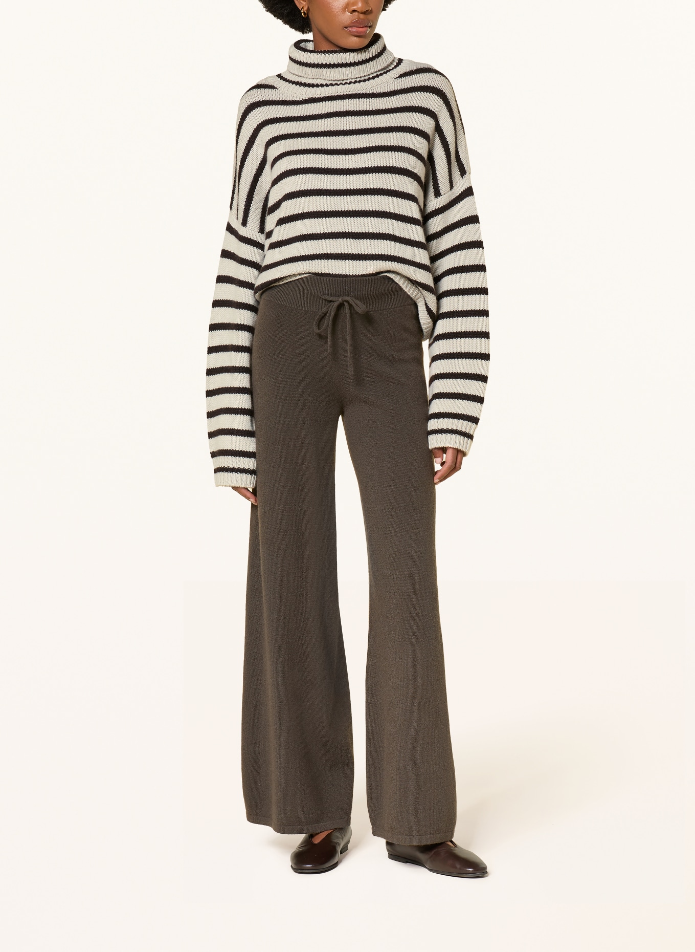 LISA YANG Rollkragenpullover: DUNKELBRAUN / ECRU
