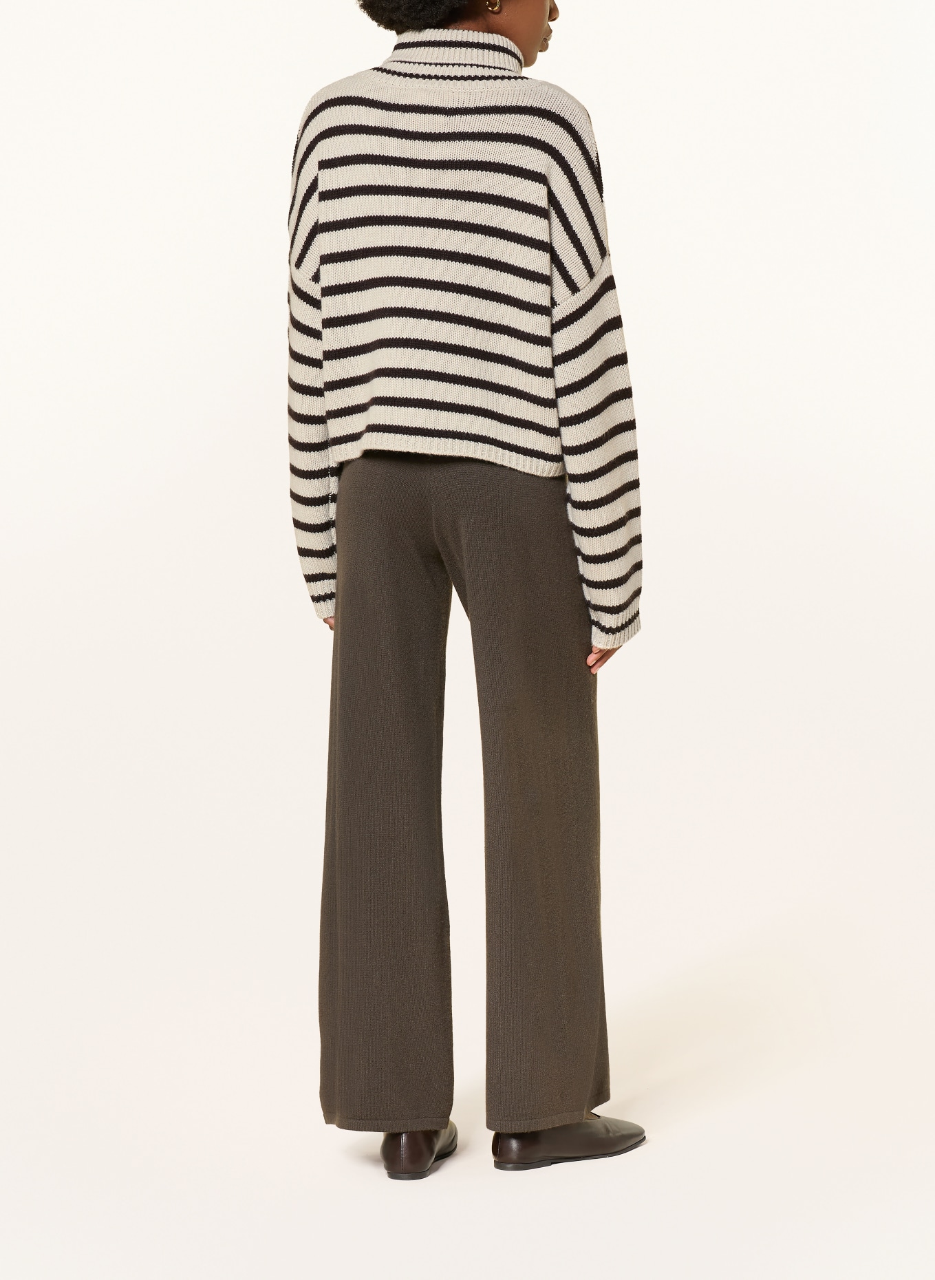 LISA YANG Rollkragenpullover: DUNKELBRAUN / ECRU