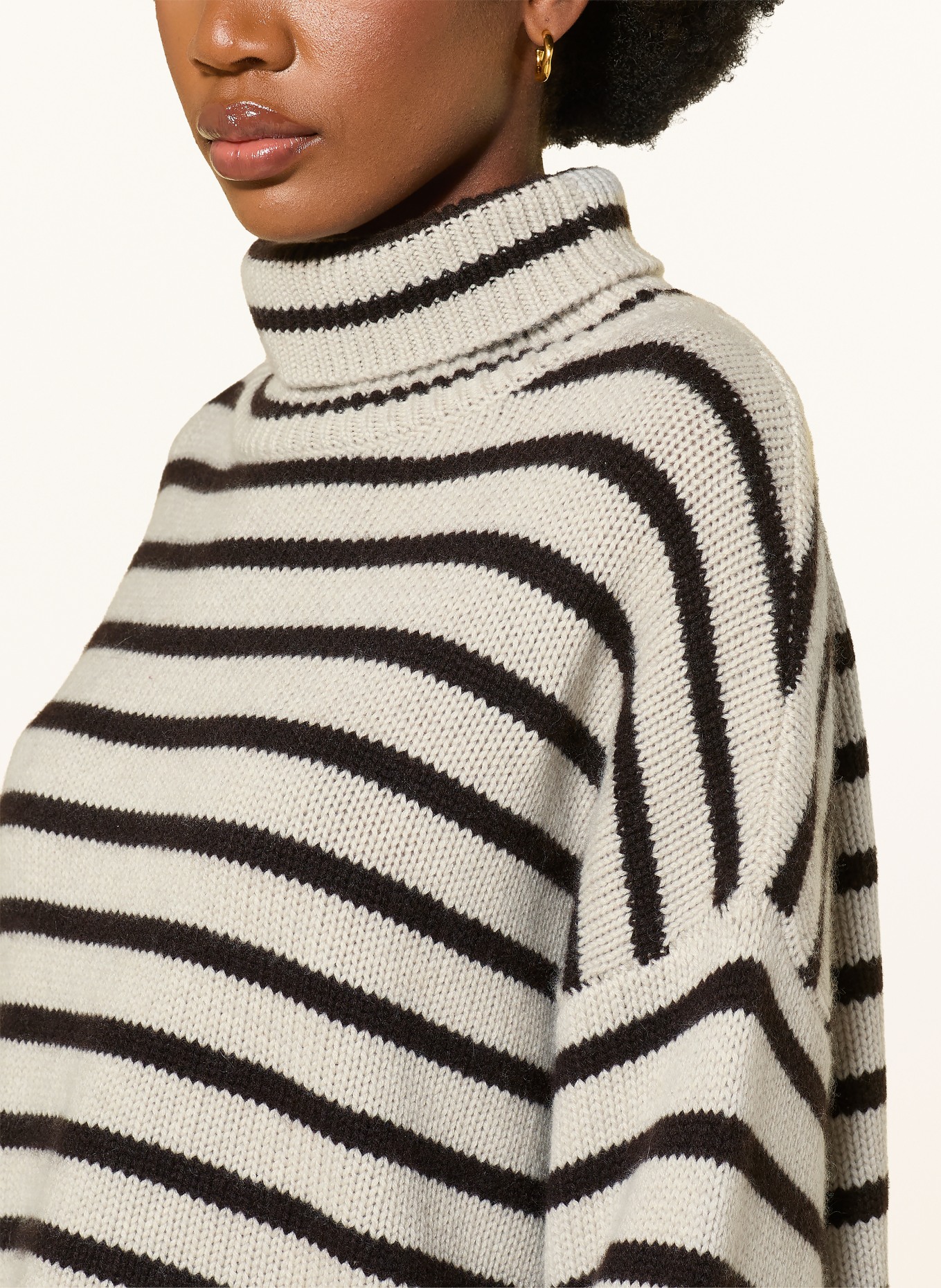 LISA YANG Rollkragenpullover: DUNKELBRAUN / ECRU