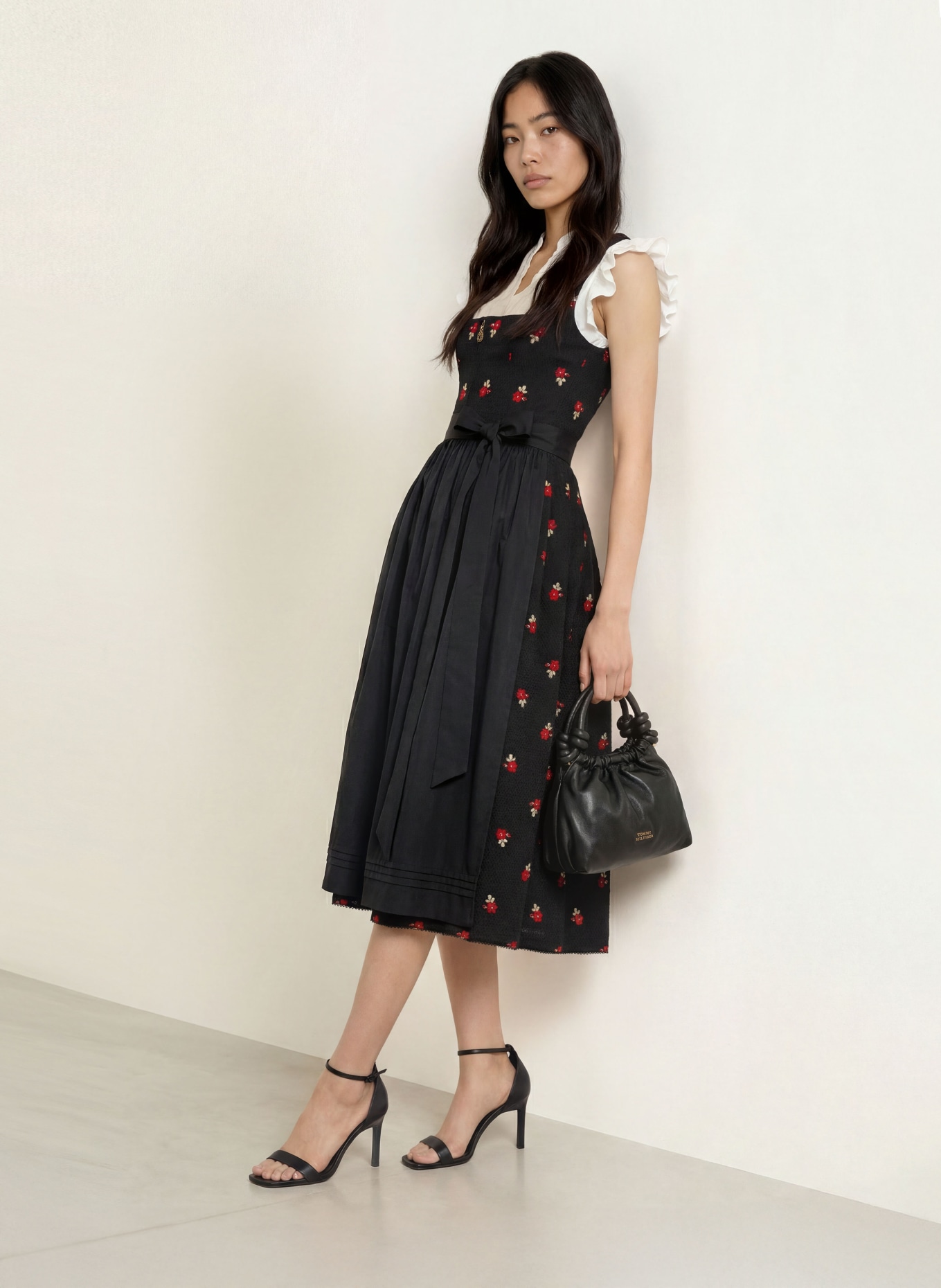 SPORTALM Robe Dirndl MONHAM: NOIR / OR / ROUGE