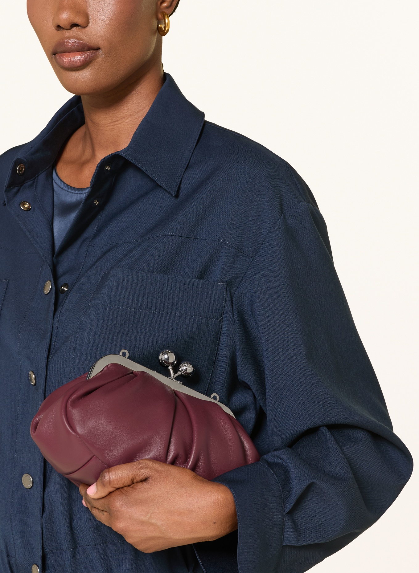 WEEKEND Max Mara Schoudertas PRATI: DONKERROOD / ZILVER