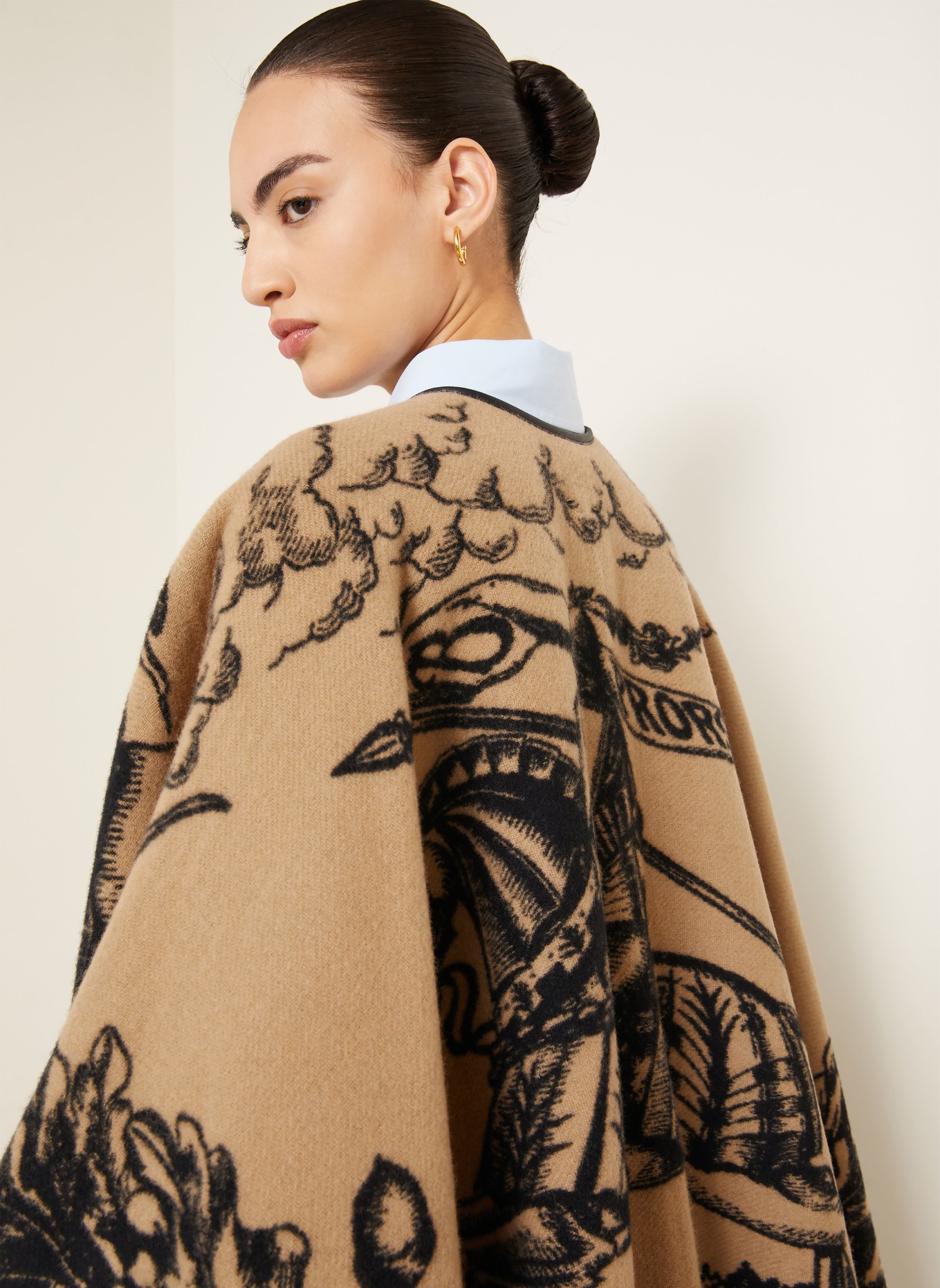 BURBERRY Cape GALLANT KNIGHT: BEIGE / RÖD / SVART
