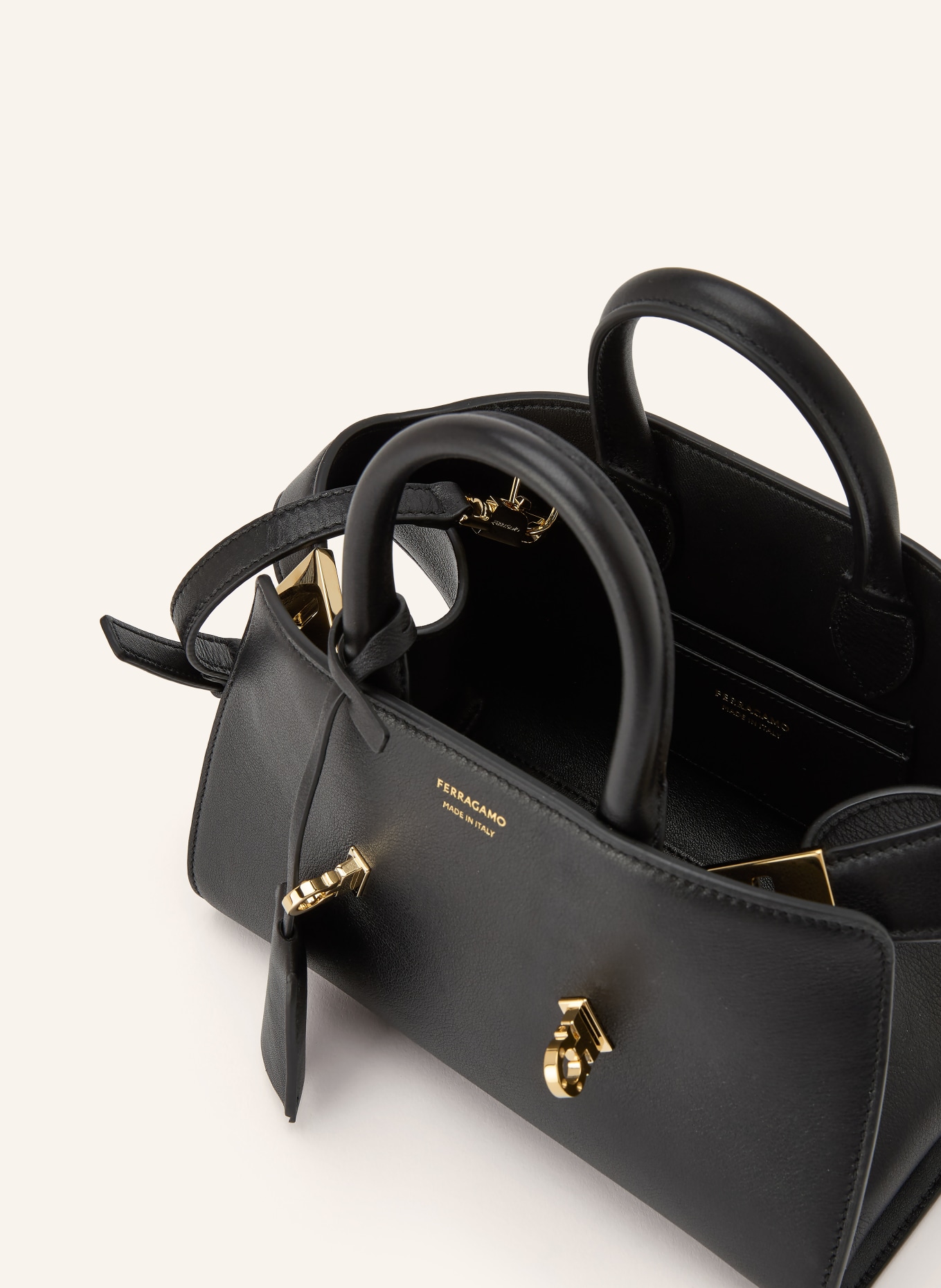 FERRAGAMO Listonoszka HUG MINI: CZARNY / ZŁOTY