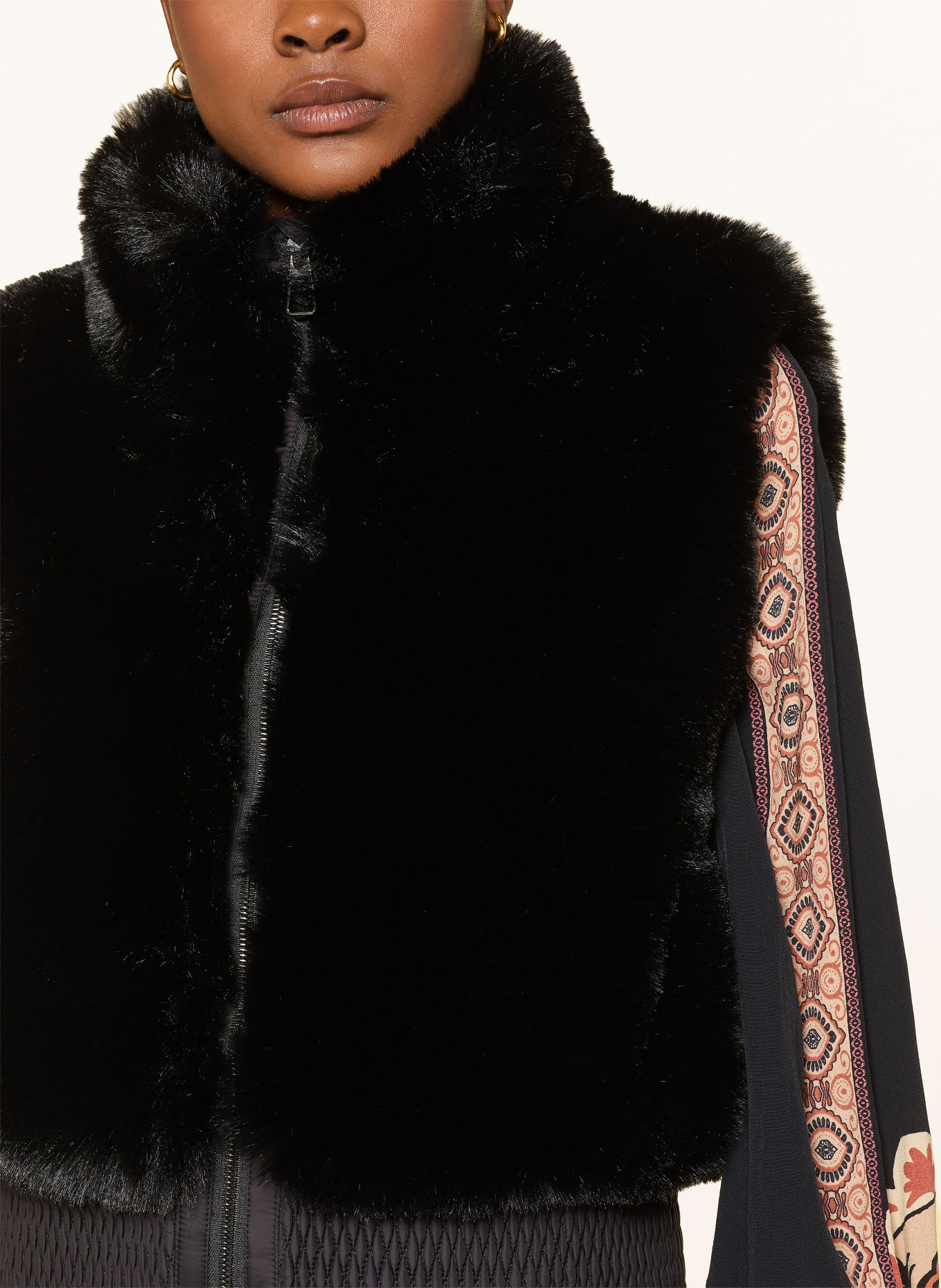 MRS & HUGS Bodywarmer van teddybont: ZWART
