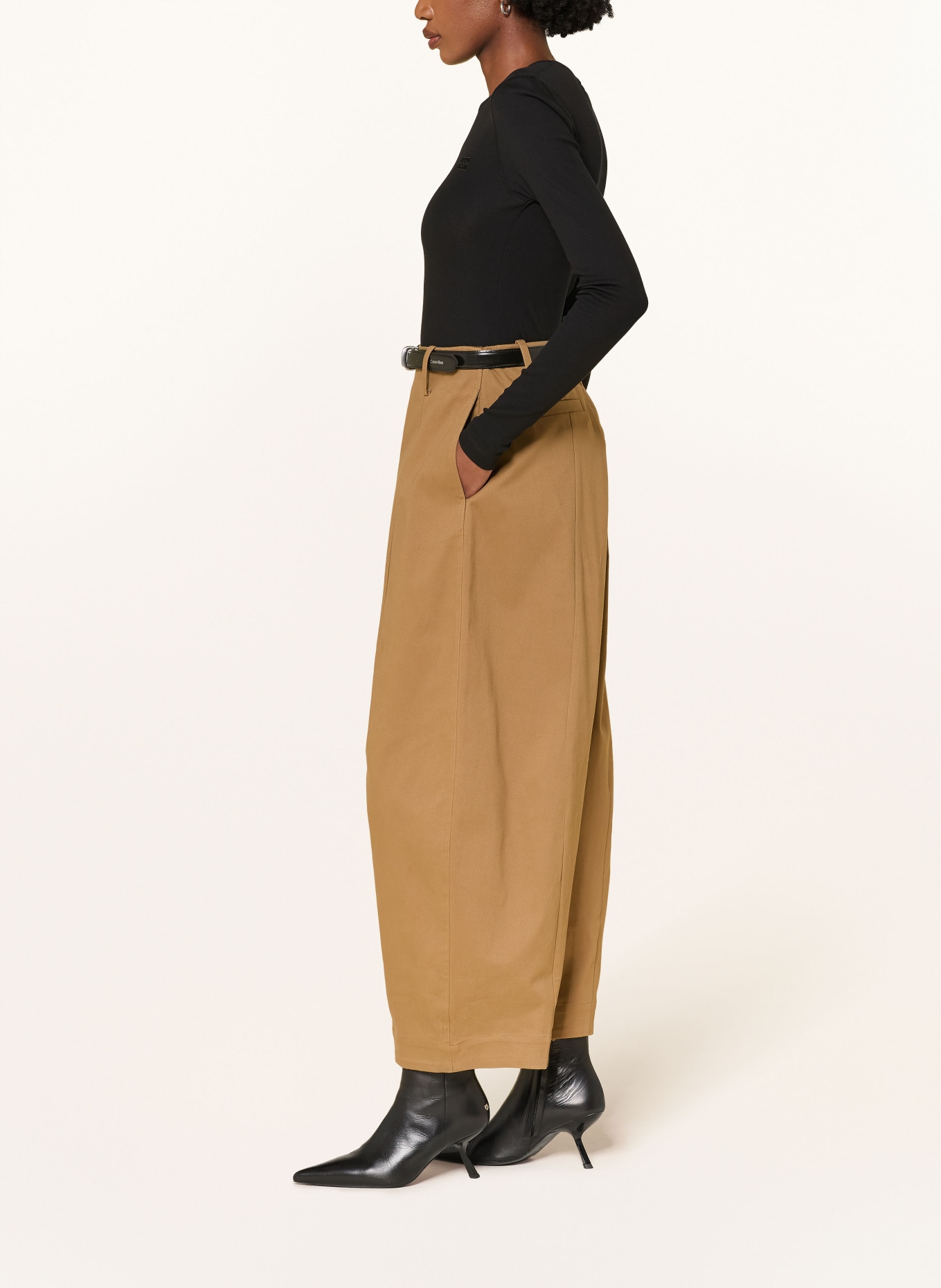 MRS & HUGS Jean Barrel: BROWN
