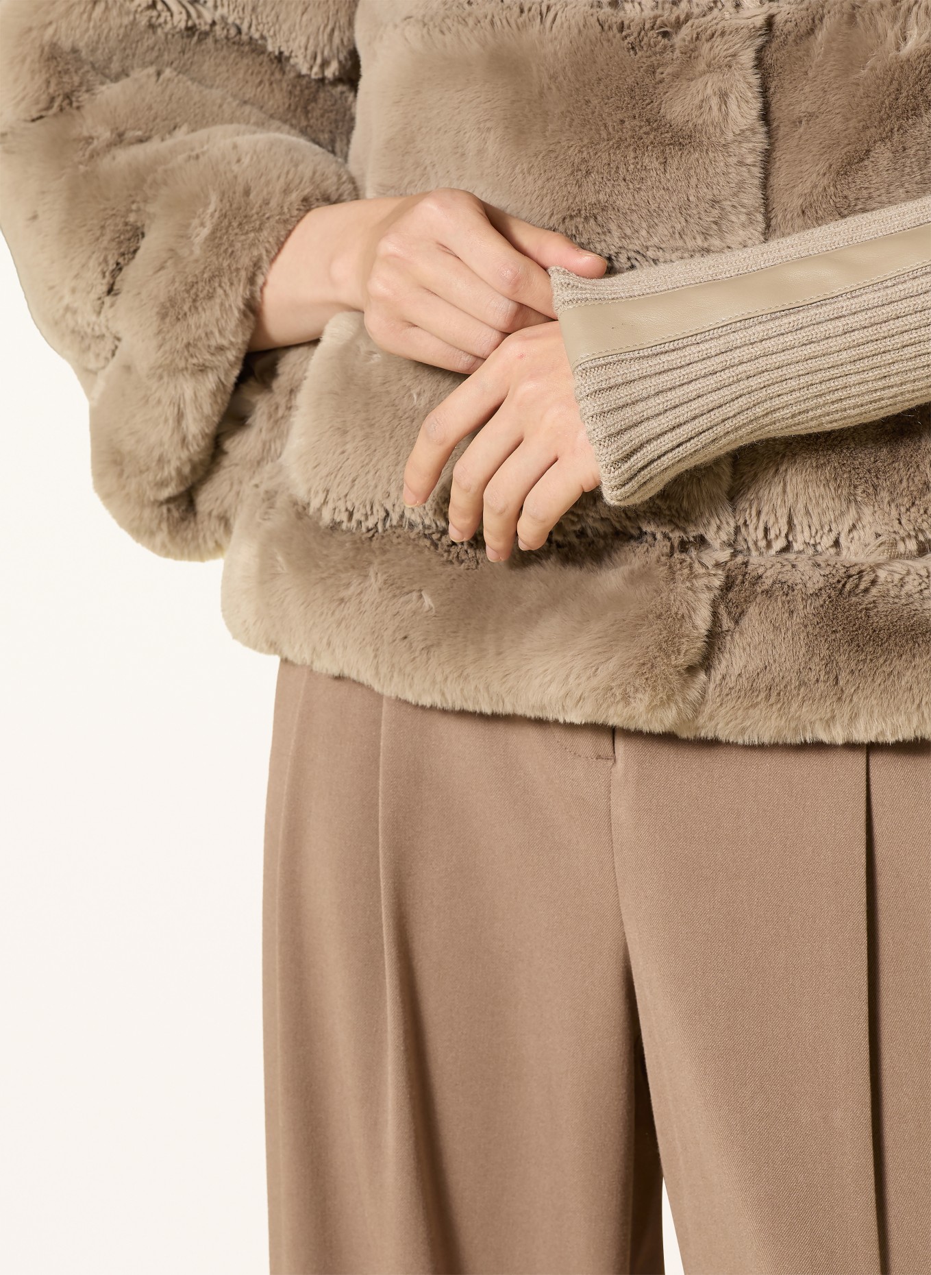 RINO & PELLE Veste en fausse fourrure dans un mélange de matières: TAUPE