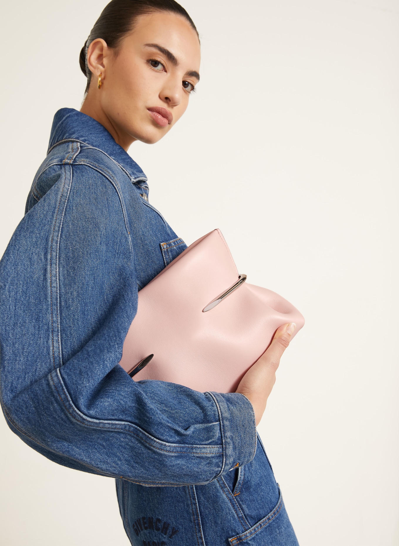 GIVENCHY Clutch PINCH: LYSEROSA / SØLV