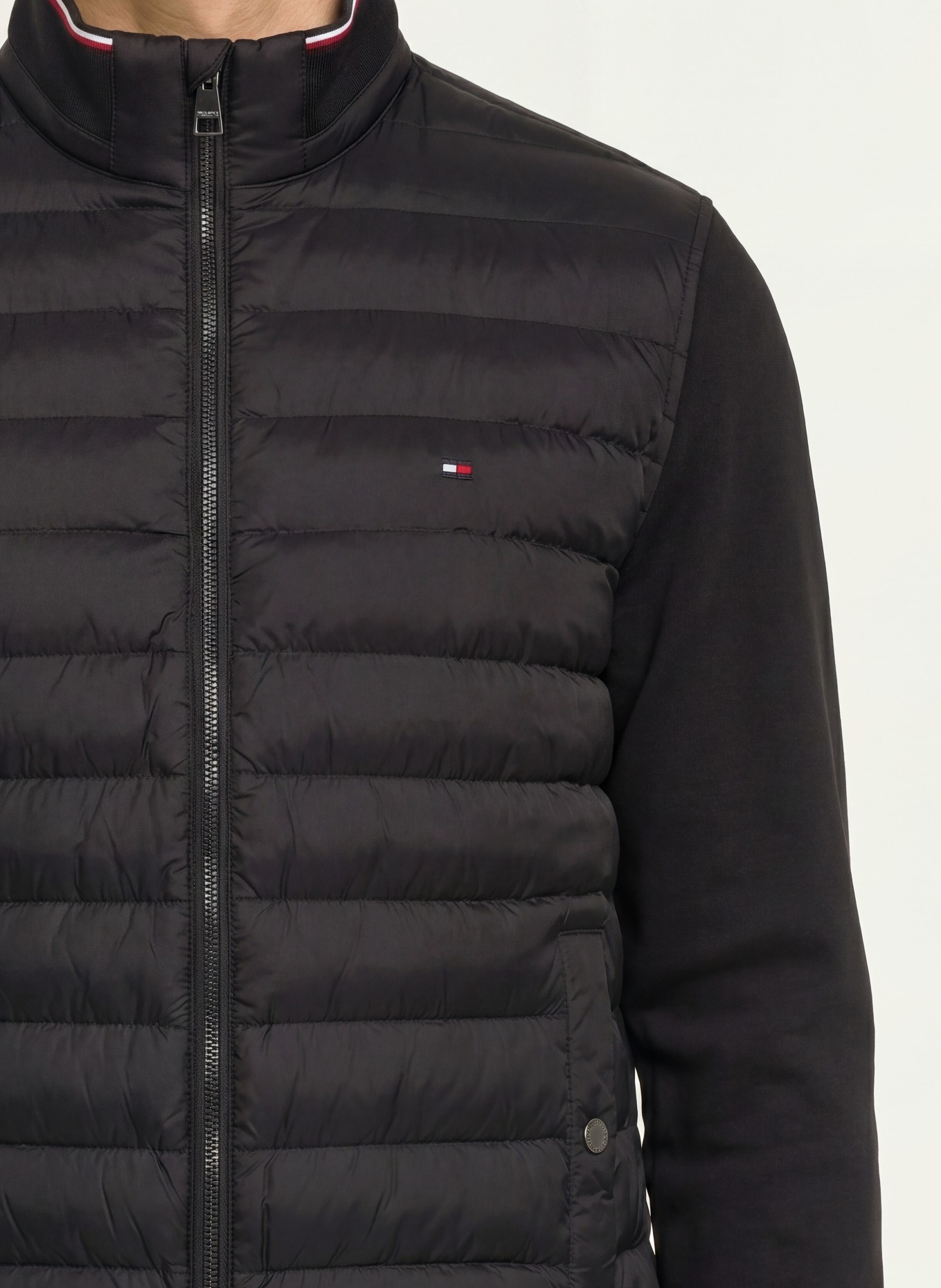 TOMMY HILFIGER Steppjacke im Materialmix: SCHWARZ