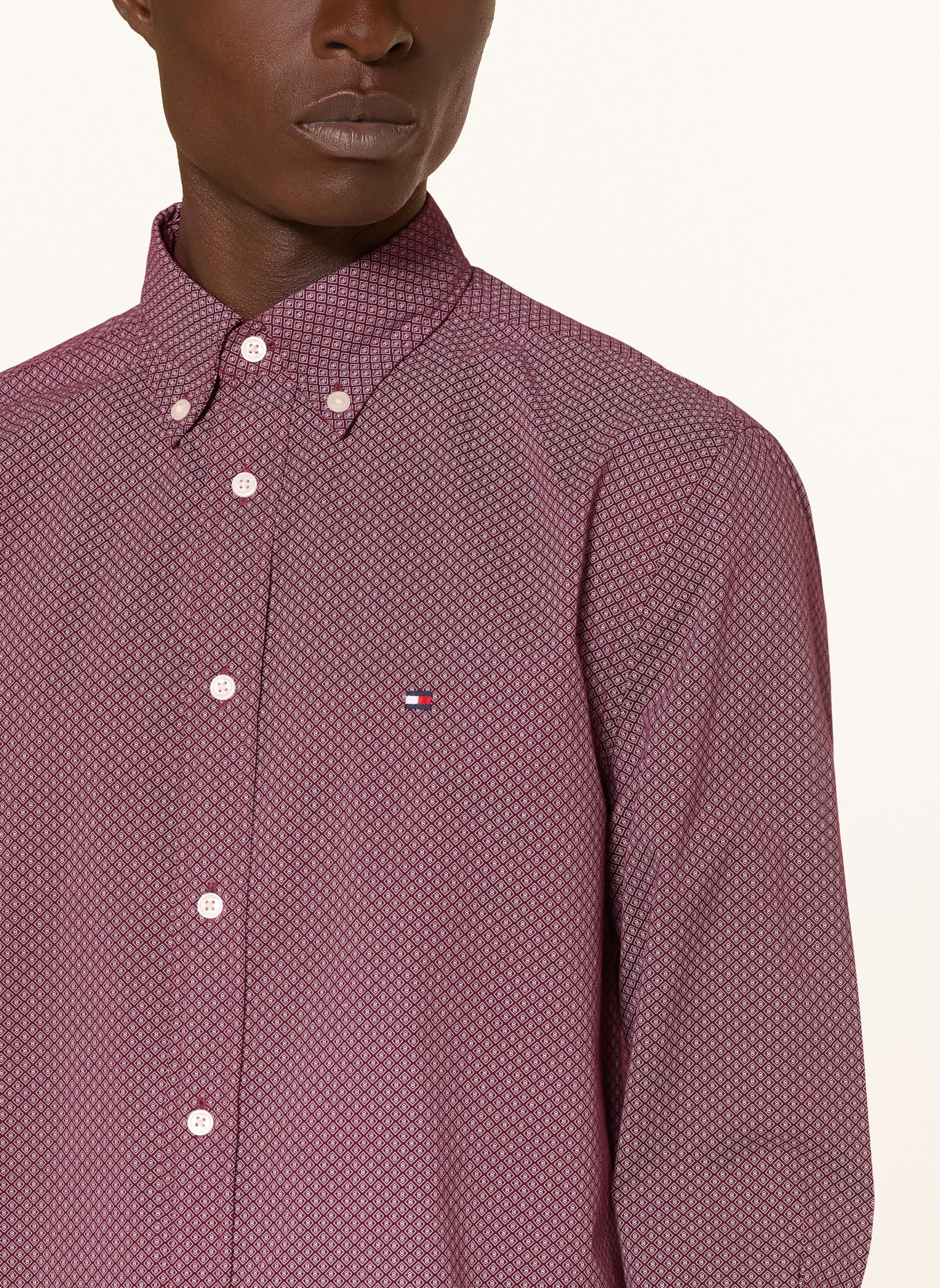 TOMMY HILFIGER Comfort Fit Shirt: DARK RED / WHITE