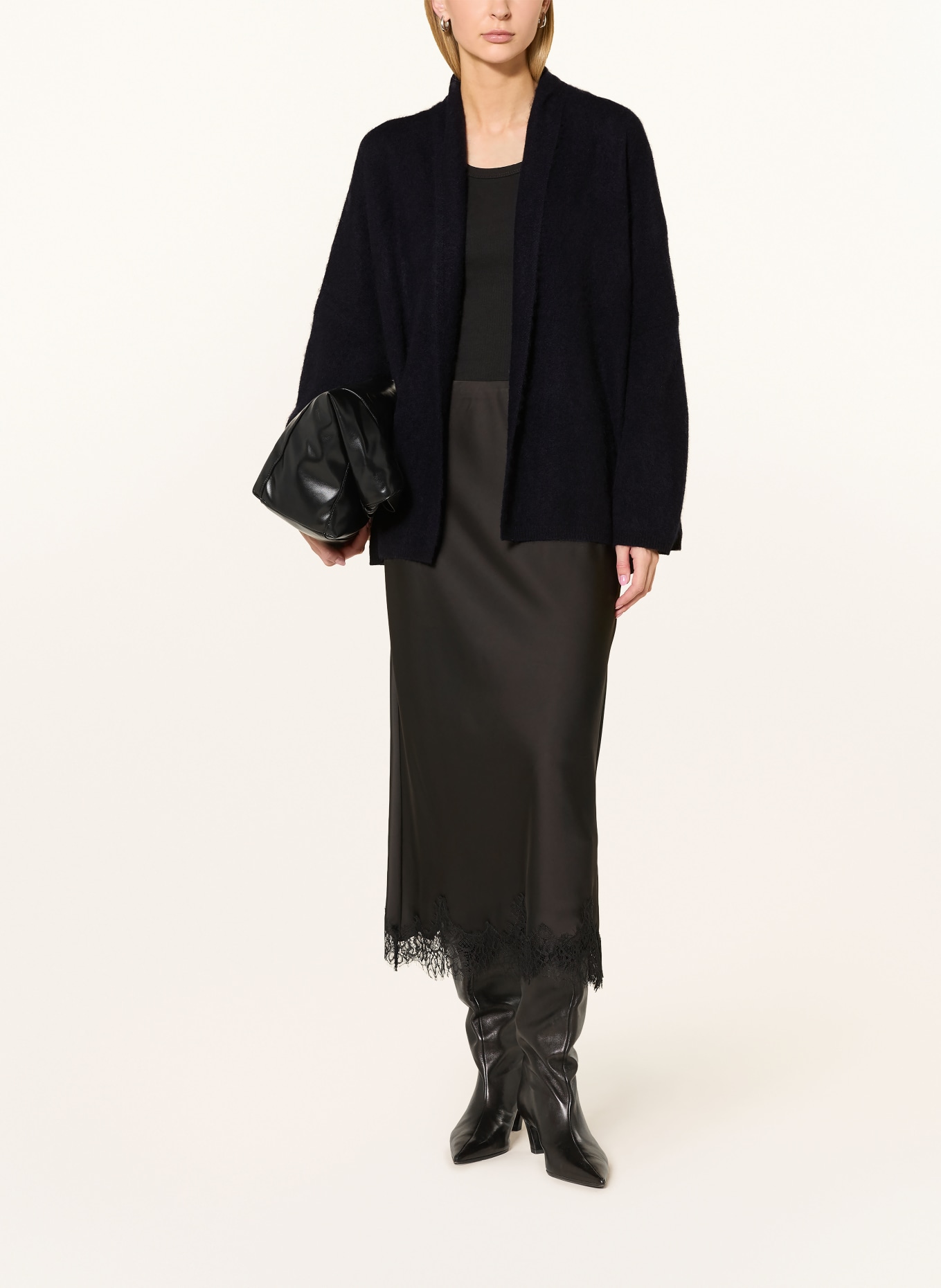 darling harbour Knit wrap: BLACK