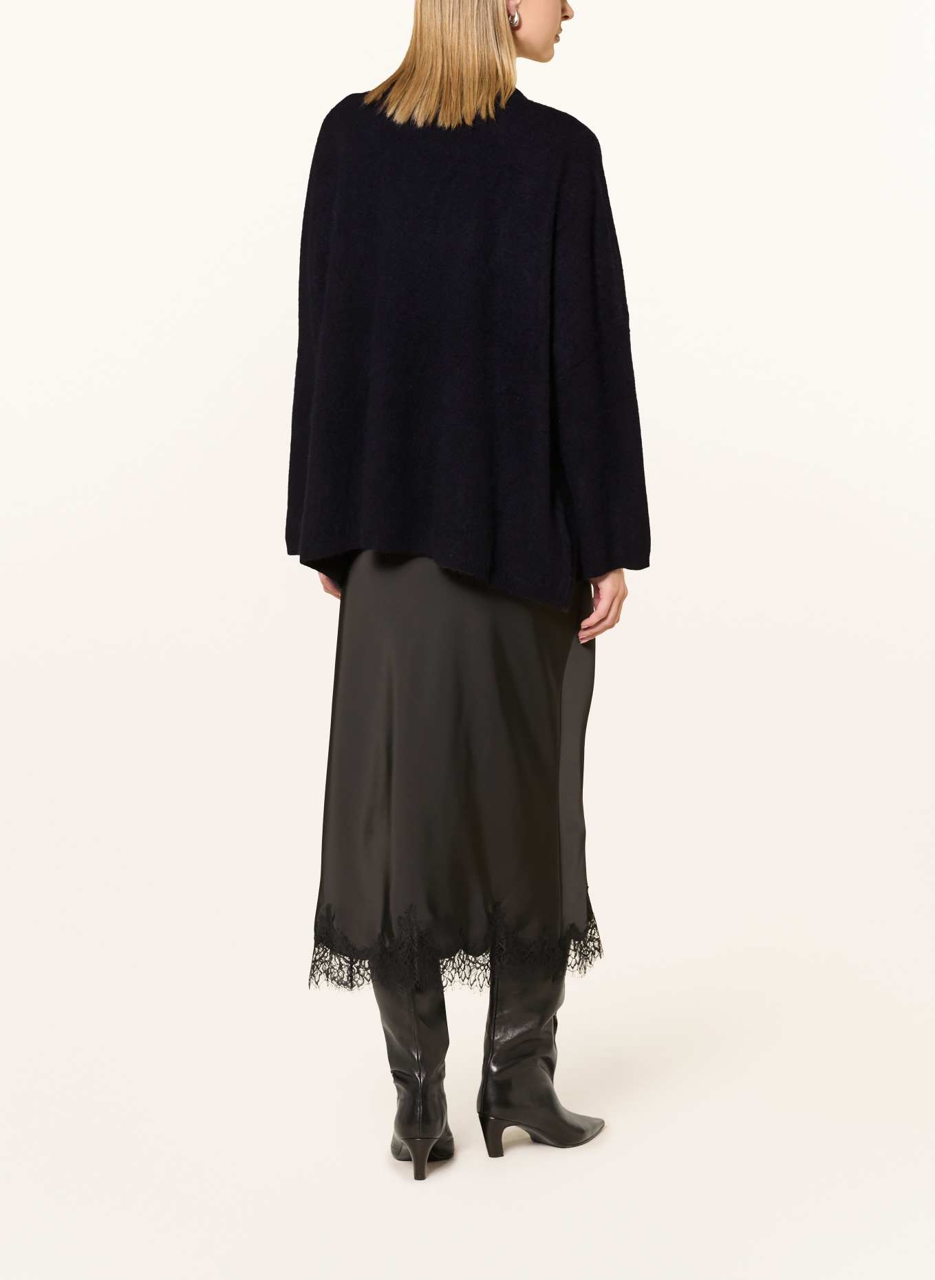 darling harbour Knit wrap: BLACK