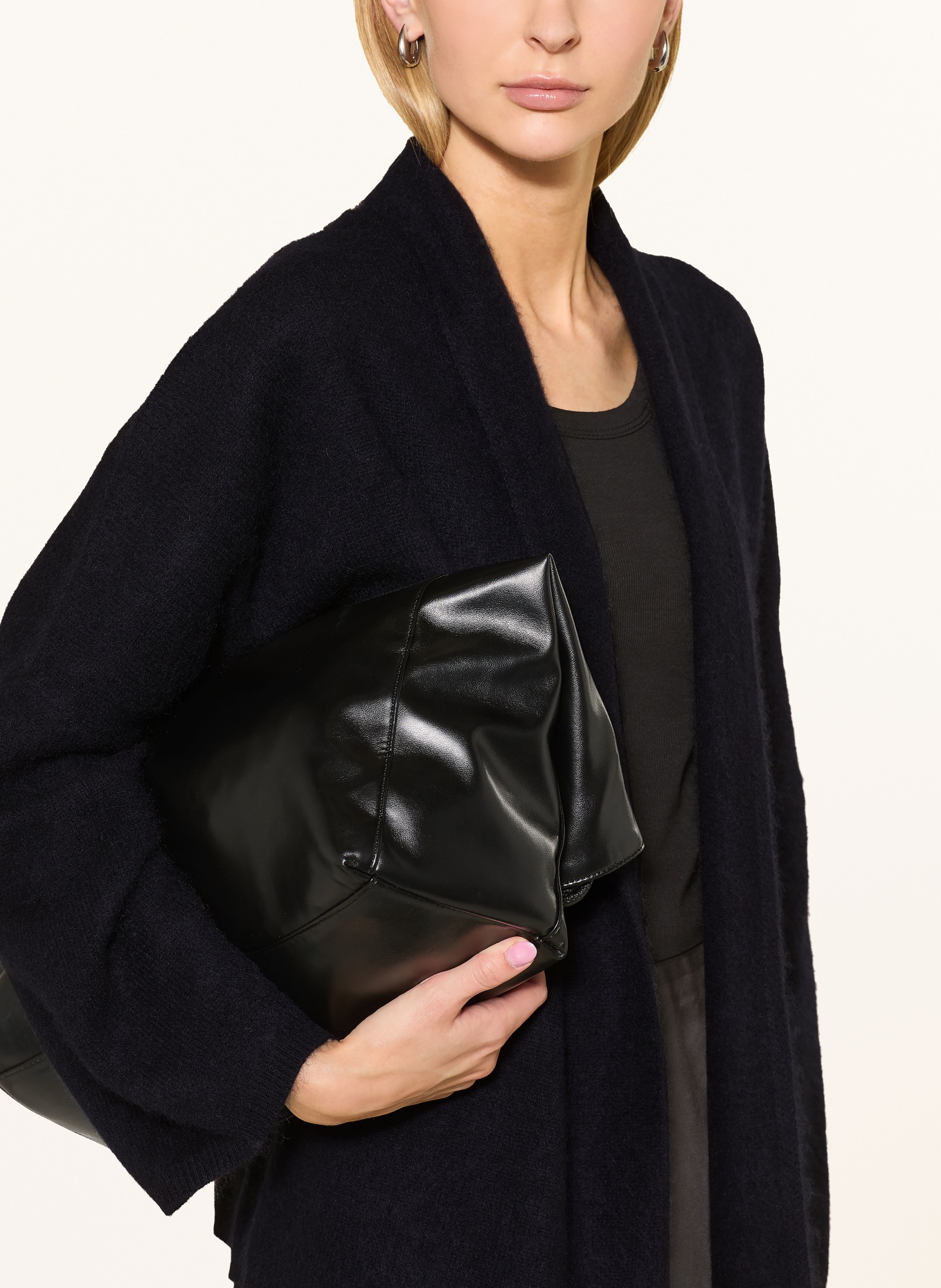 darling harbour Knit wrap: BLACK