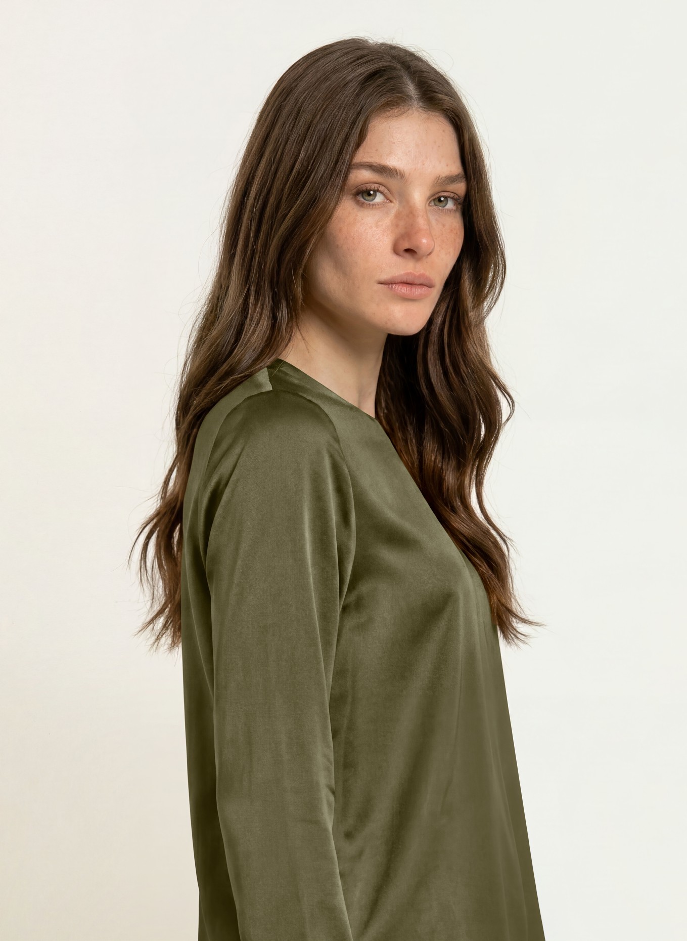 (THE MERCER) N.Y. Blusenshirt mit Seide: KHAKI