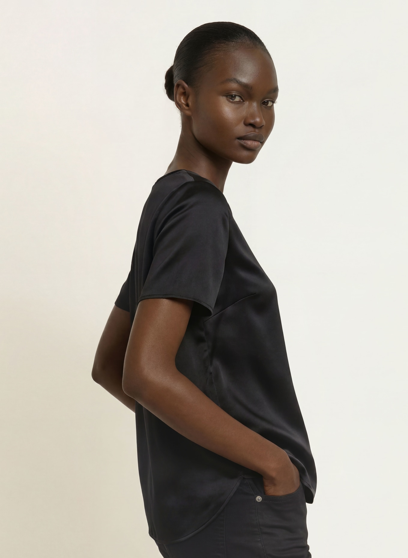 (THE MERCER) N.Y. Blouse en satin et soie: NOIR