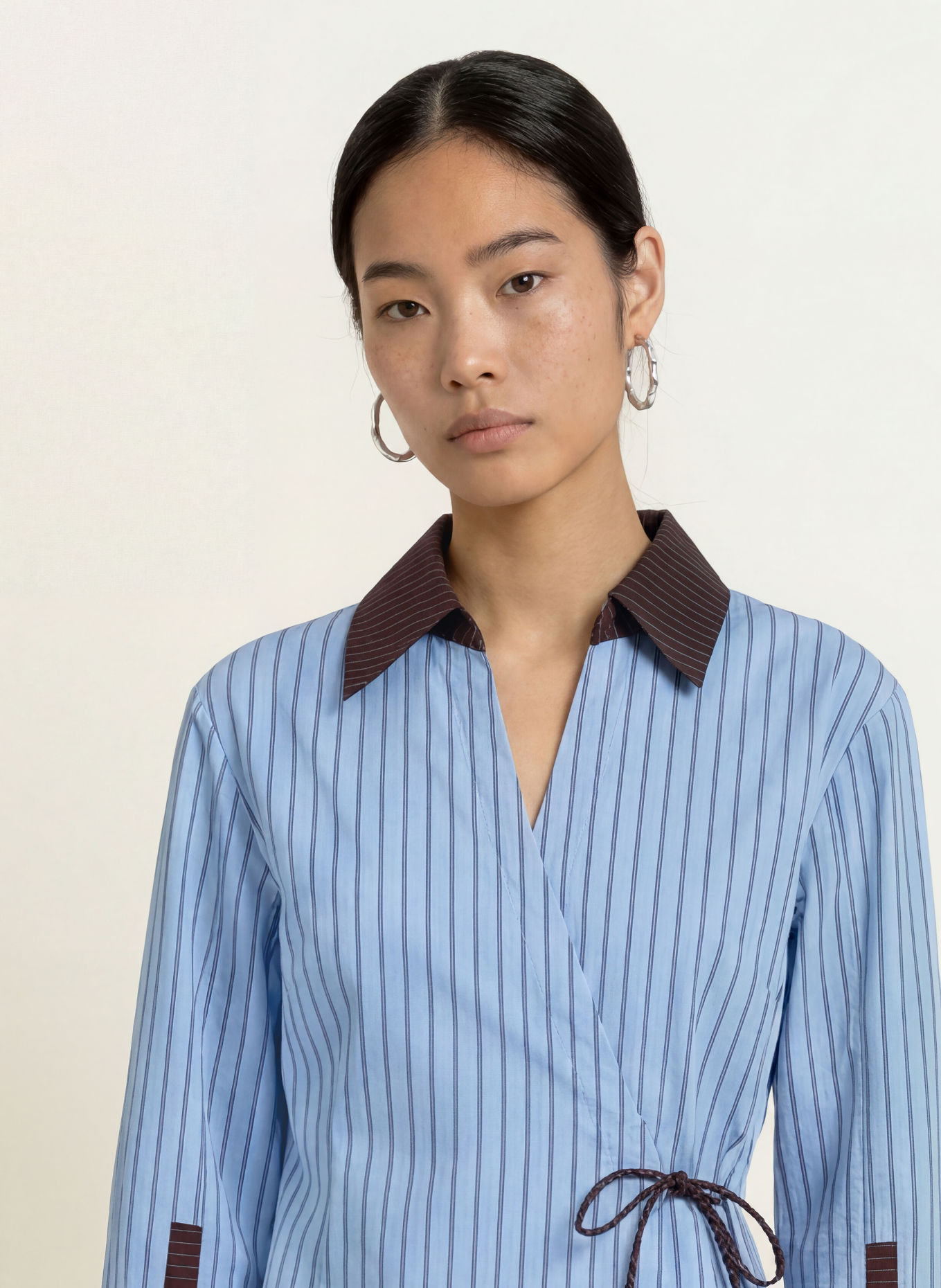 FABIENNE CHAPOT Wrap-blus TAMAR: LJUSBLÅ / MÖRKBRUN / GRÄDDE