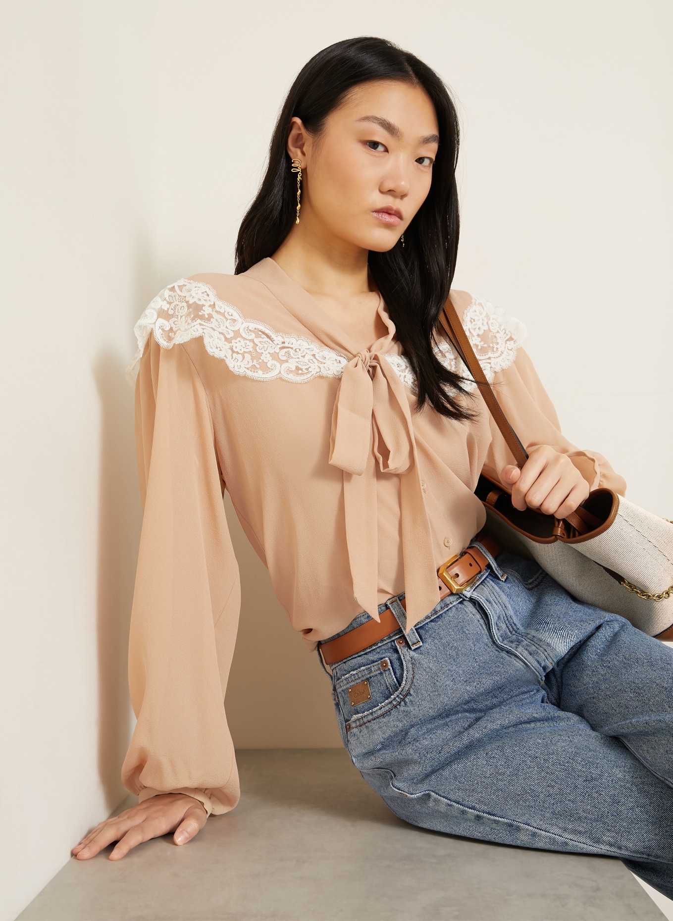 Chloé Schluppenbluse aus Seide mit Spitze: CAMEL / WEISS