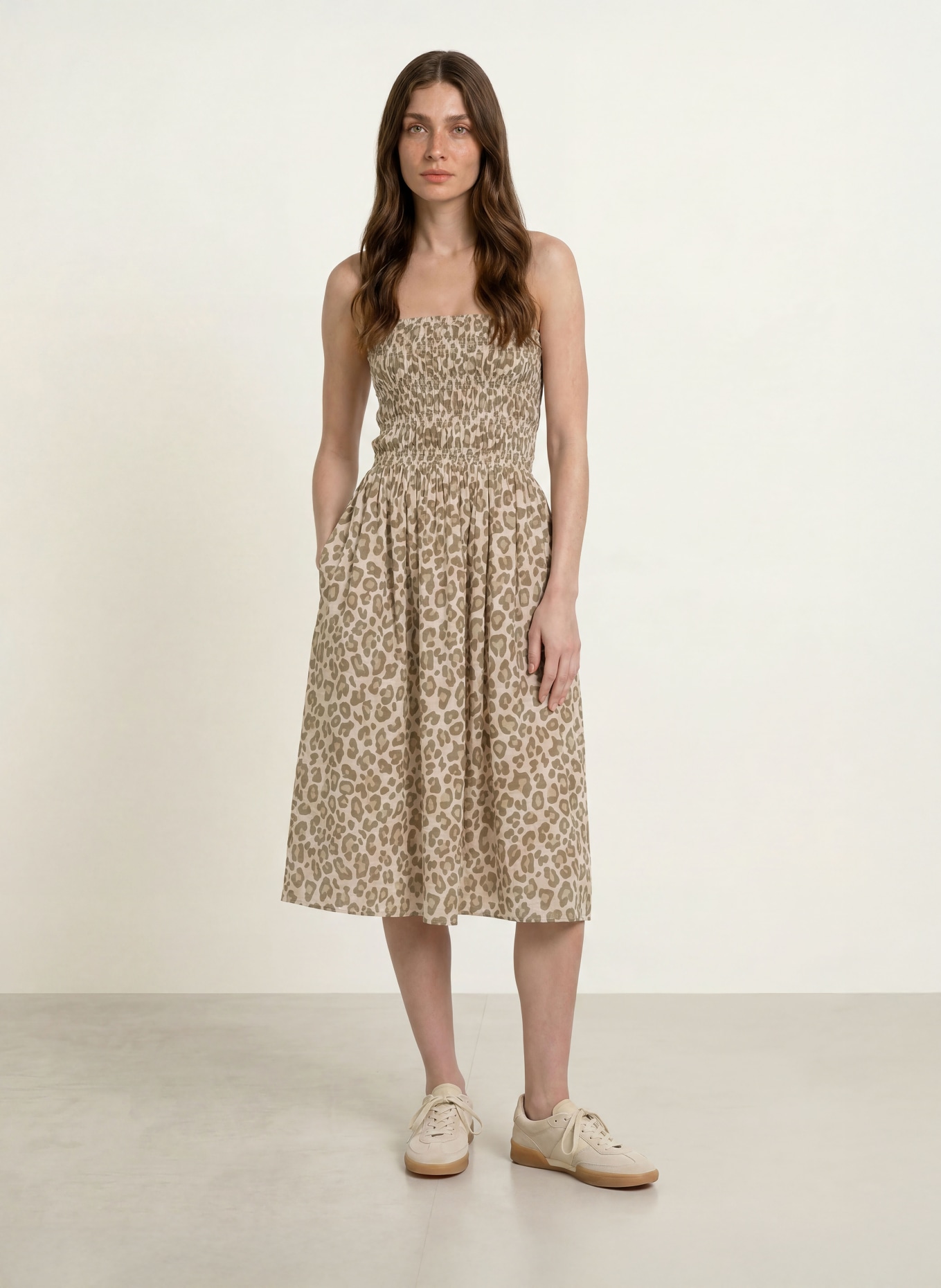 Juvia Robe à épaules dénudées SUSAN en mousseline: TAUPE / BEIGE / ÉCRU