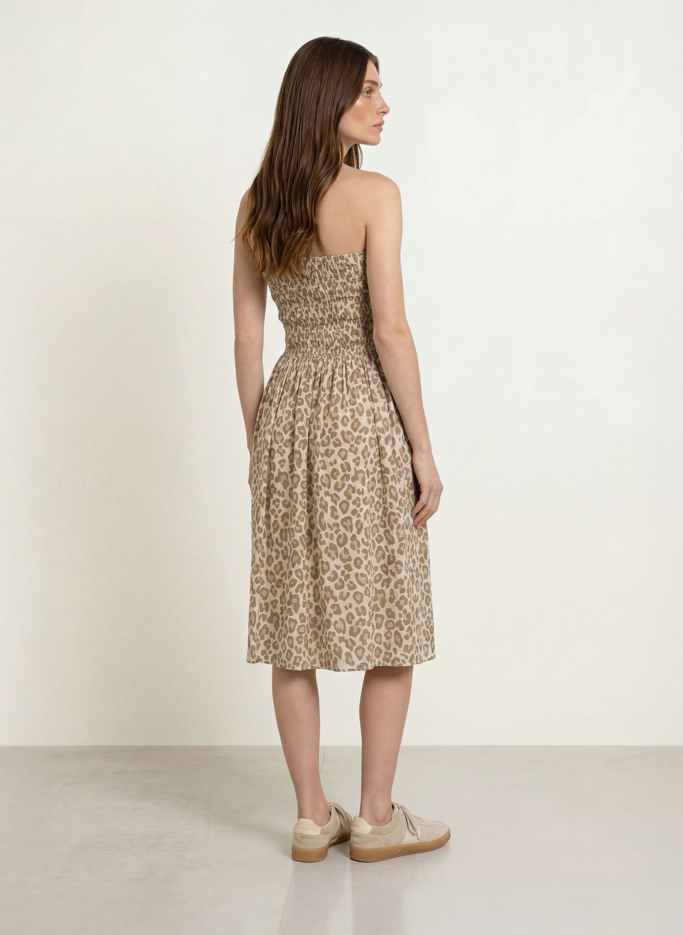 Juvia Robe à épaules dénudées SUSAN en mousseline: TAUPE / BEIGE / ÉCRU
