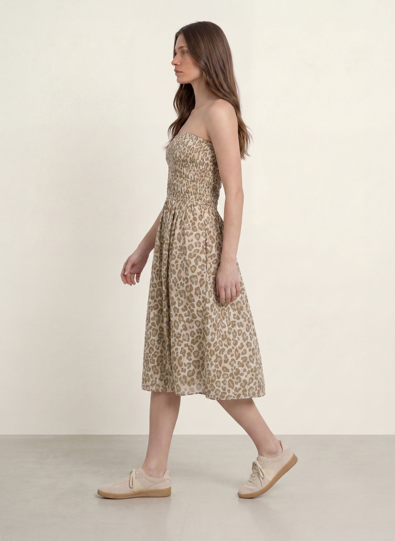 Juvia Robe à épaules dénudées SUSAN en mousseline: TAUPE / BEIGE / ÉCRU