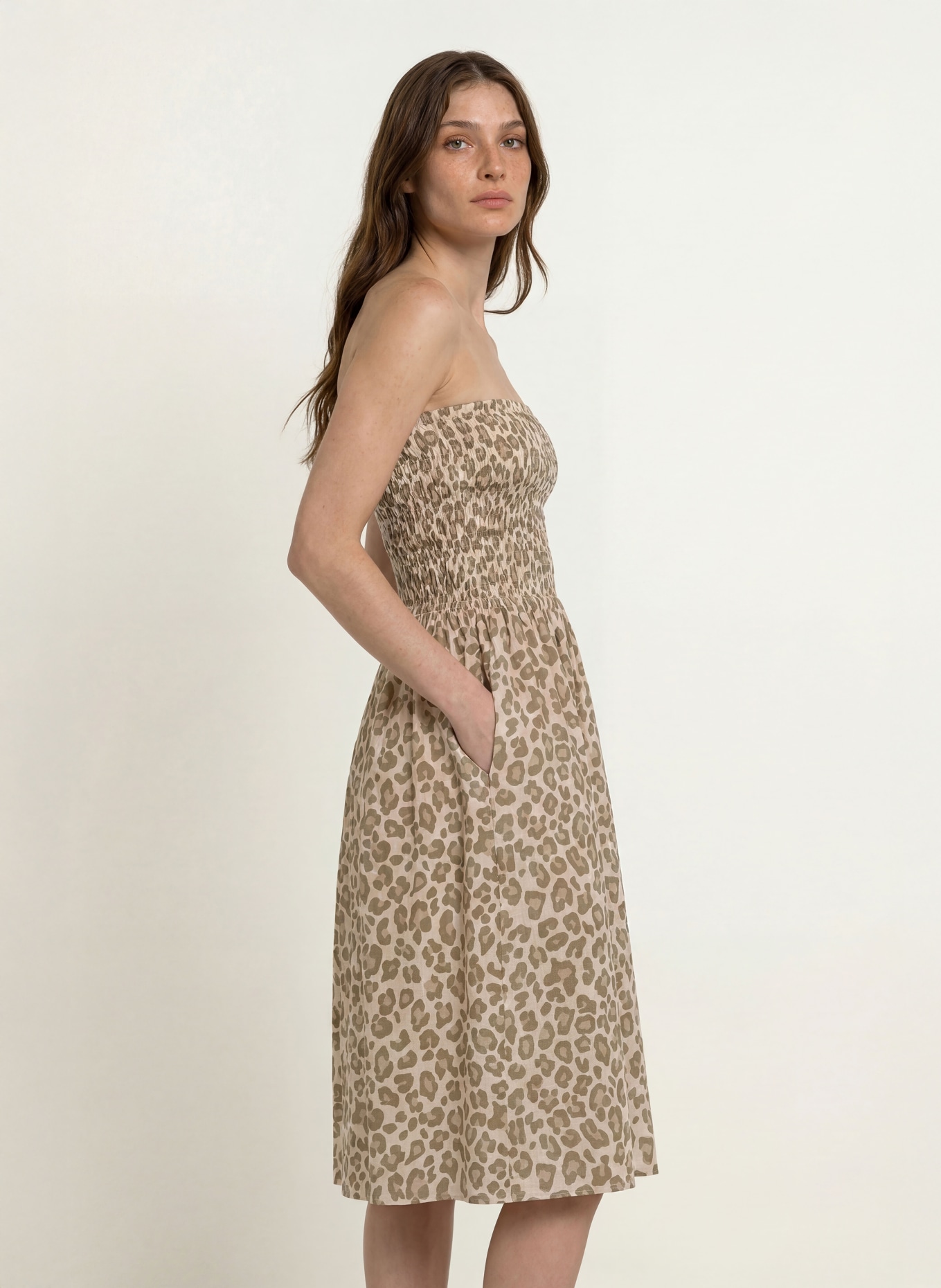 Juvia Robe à épaules dénudées SUSAN en mousseline: TAUPE / BEIGE / ÉCRU
