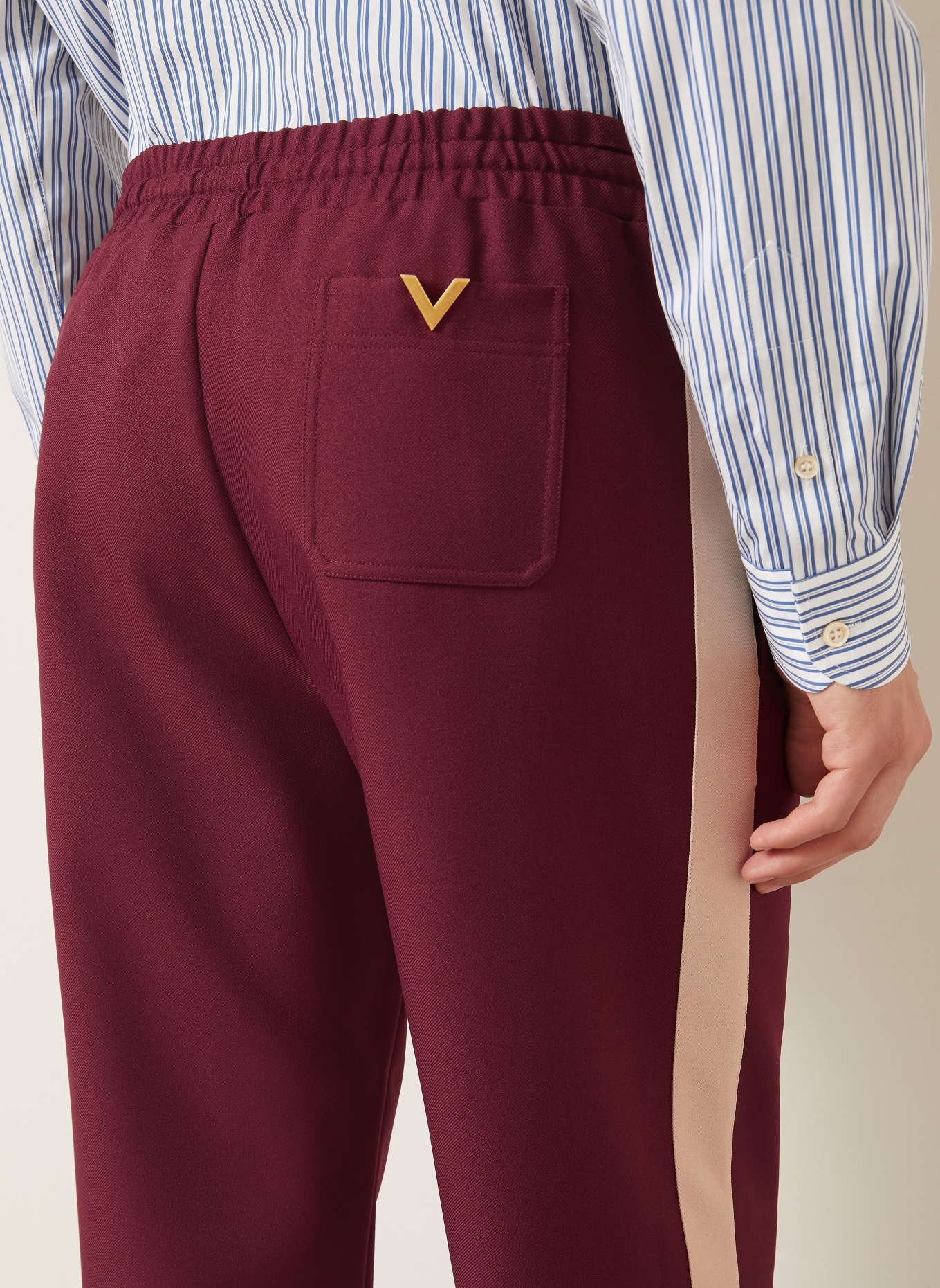 VALENTINO Track Pants VGOLD mit Galonstreifen: DUNKELROT / BEIGE