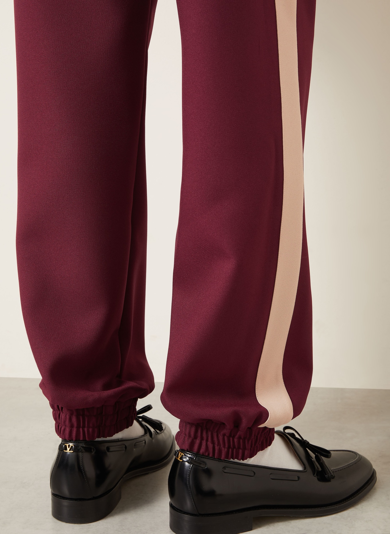 VALENTINO Track Pants VGOLD mit Galonstreifen: DUNKELROT / BEIGE