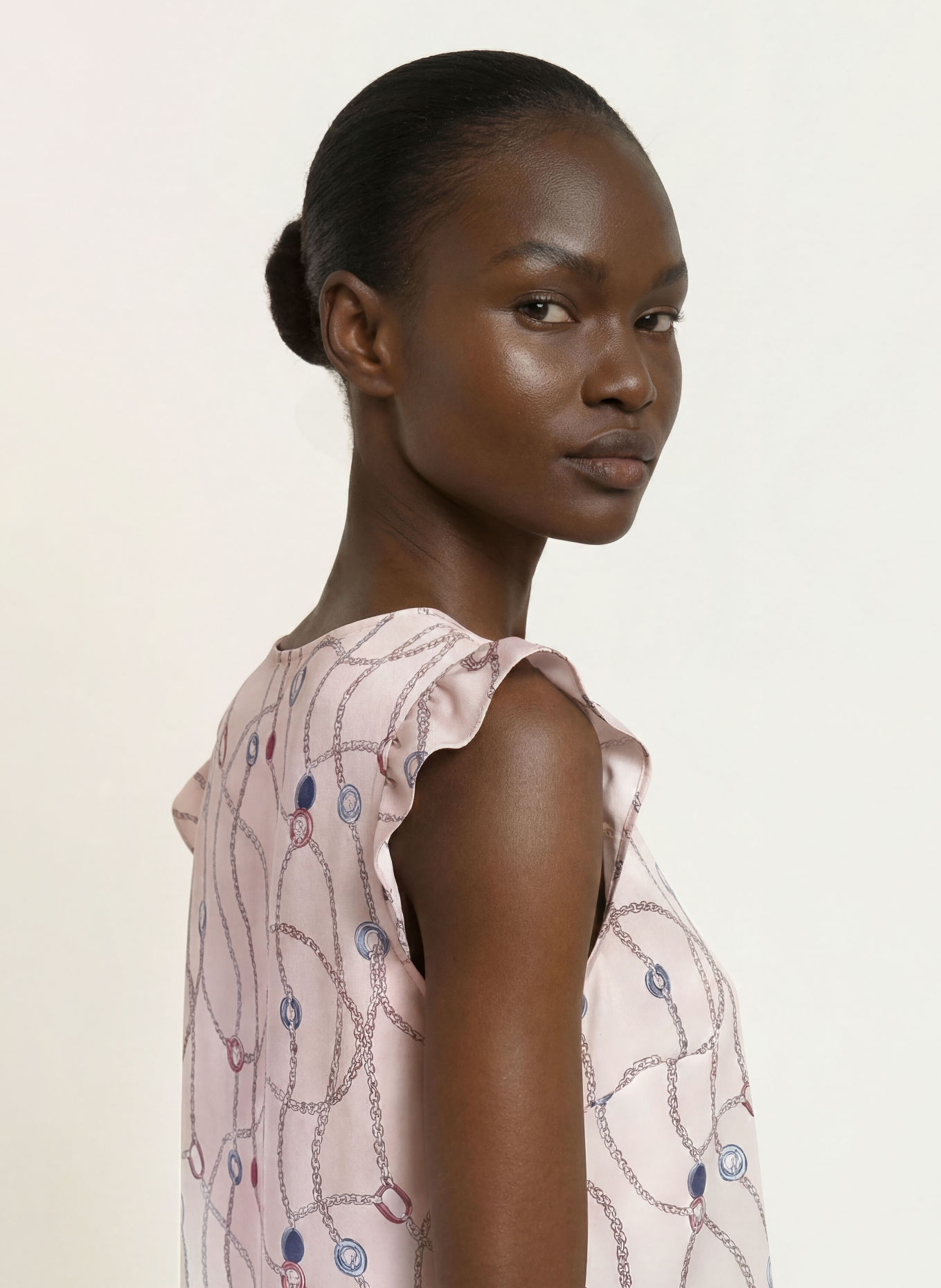 MARC CAIN Blusentop mit Rüschen und Schmucksteinen: 702 light desert taupe